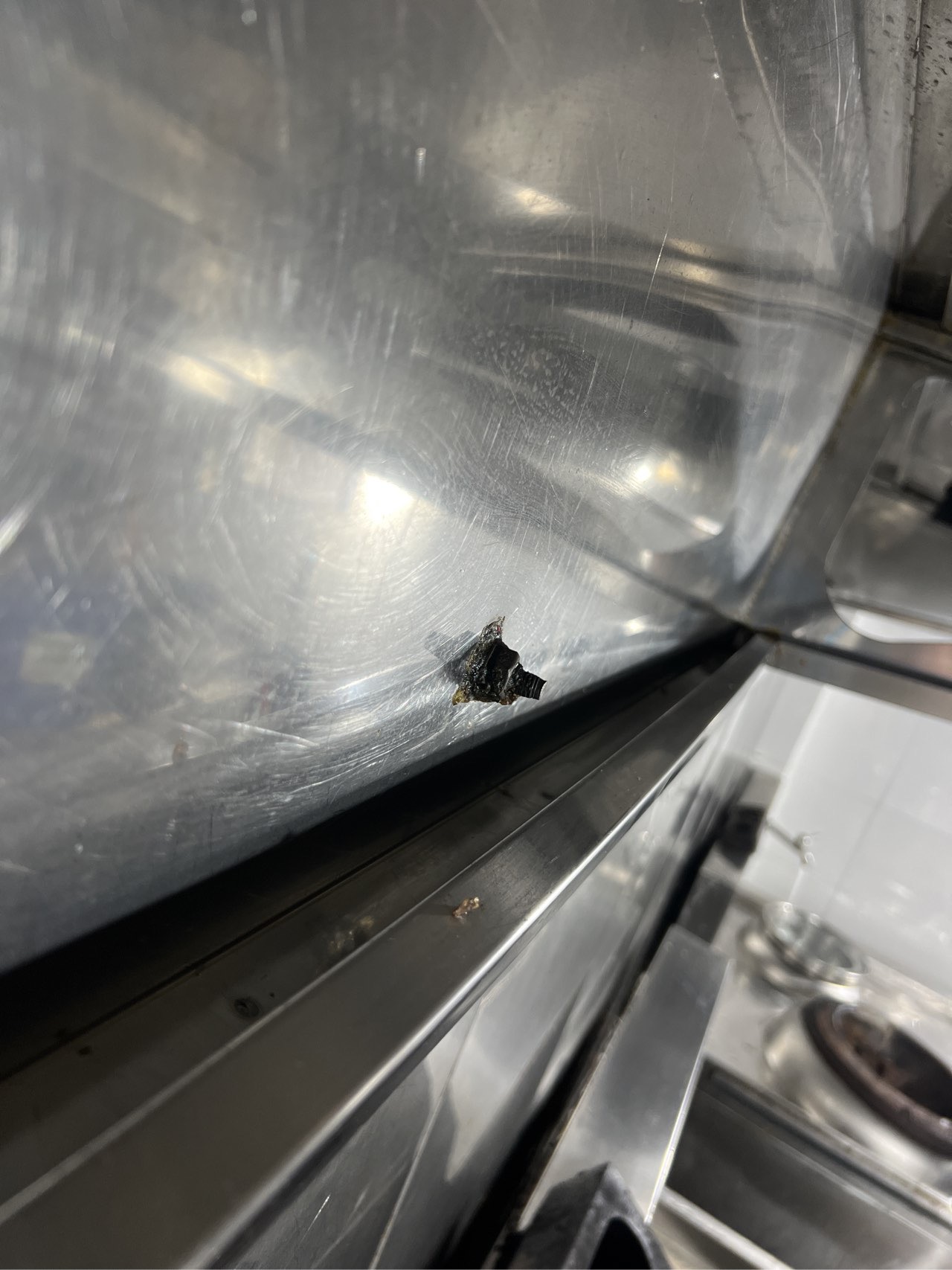 大型油烟机深度清洁：厨房清洁的终极挑战 - 清洗后 - 机器人清洗高标准交付