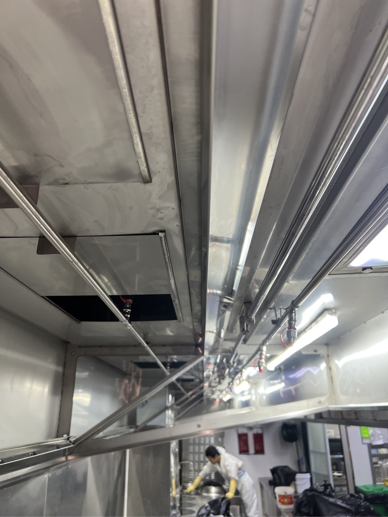 郑州郑东新区商场餐饮店铺排烟管道消防验收标准 - 清洗后 - 机器人清洗高标准交付