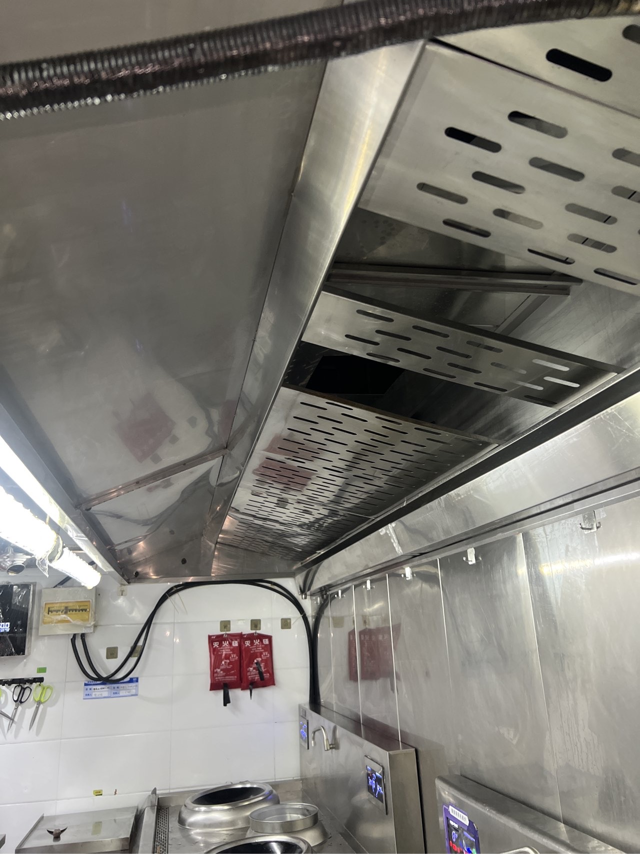 厨房油烟机深度净化，享受清新烹饪时光 - 清洗后 - 机器人清洗高标准交付
