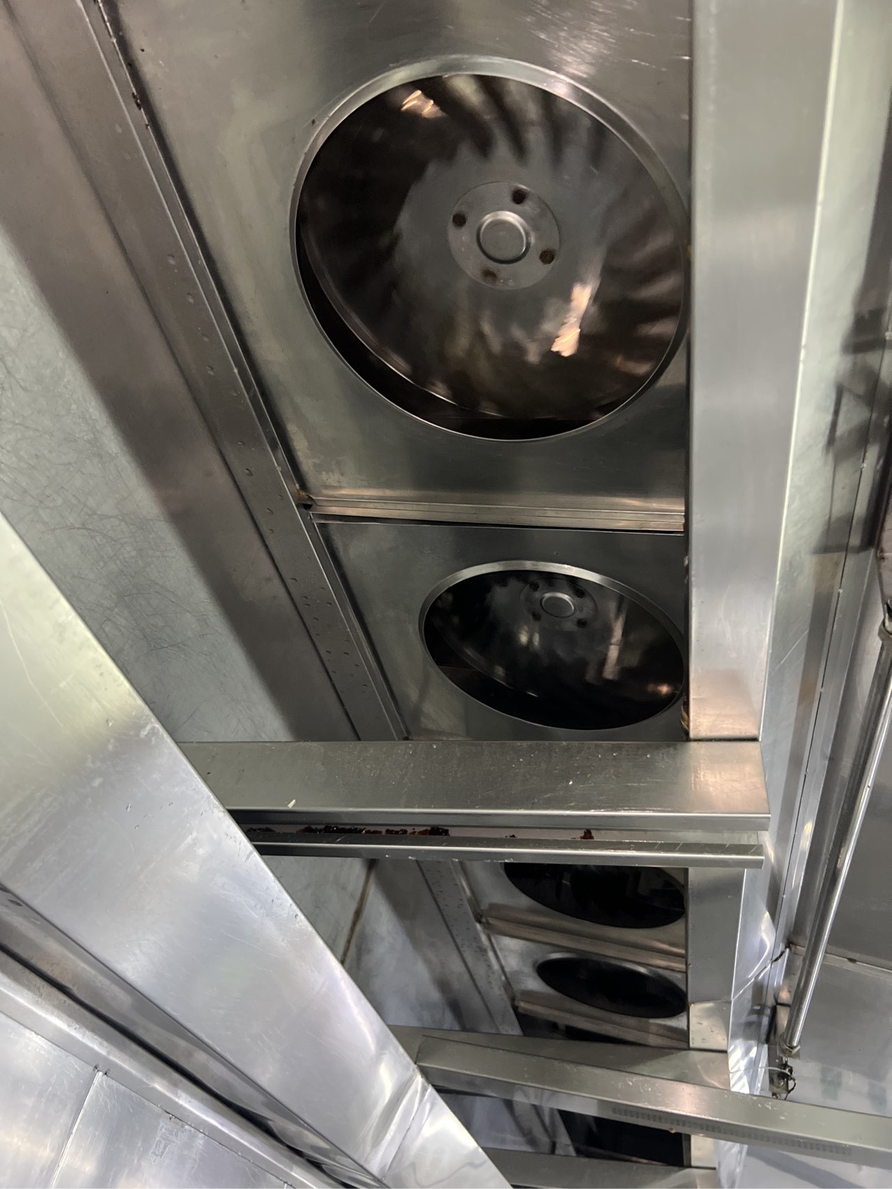 郑州郑东新区学校食堂油烟管道清洗及净化器维保 - 清洗后 - 机器人清洗高标准交付