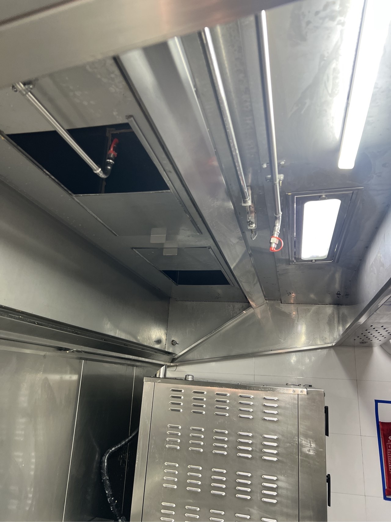 郑州本地推荐：郑州巩义市商场餐饮店铺排烟管道消防验收标准 - 清洗后 - 机器人清洗高标准交付