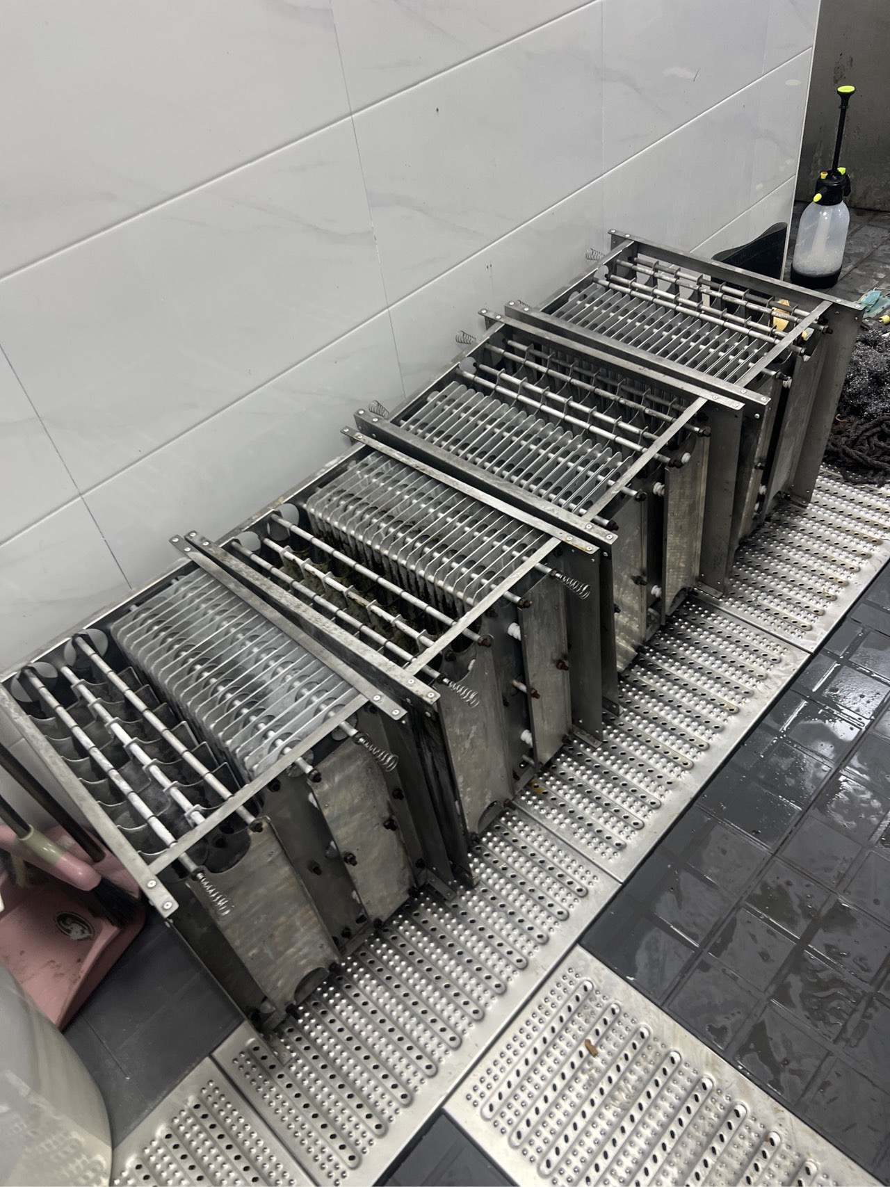 厨房油烟机全面革新,清新烹饪空间,健康生活新篇章 - 清洗后 - 机器人清洗高标准交付