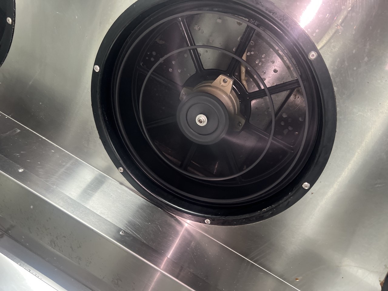 油烟机清洗专家,为您厨房定制清新生活方案 - 清洗后 - 机器人清洗高标准交付