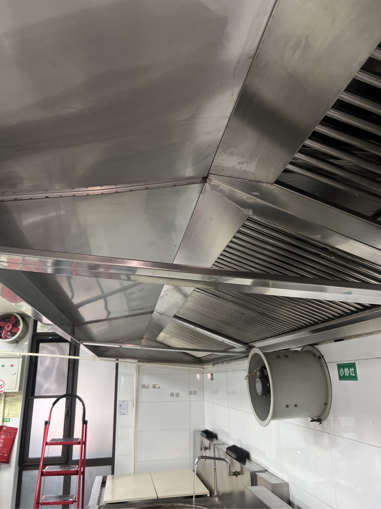 大型油烟机设备清洗，快速响应，为您的企业节省时间和成本。 - 清洗后 - 机器人清洗高标准交付