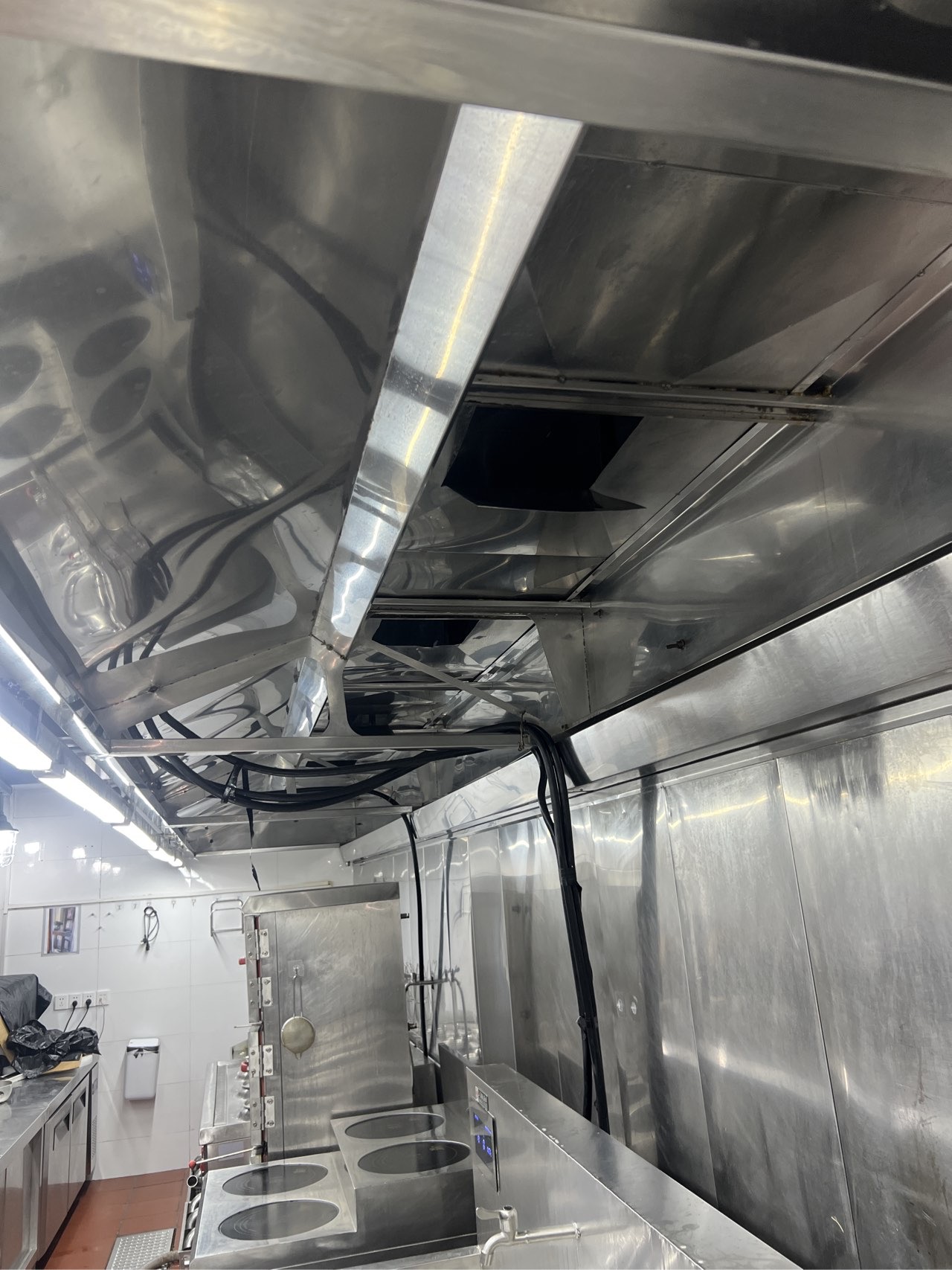高品质油烟机清洗服务，彻底清洁，高效省心 - 清洗后 - 机器人清洗高标准交付