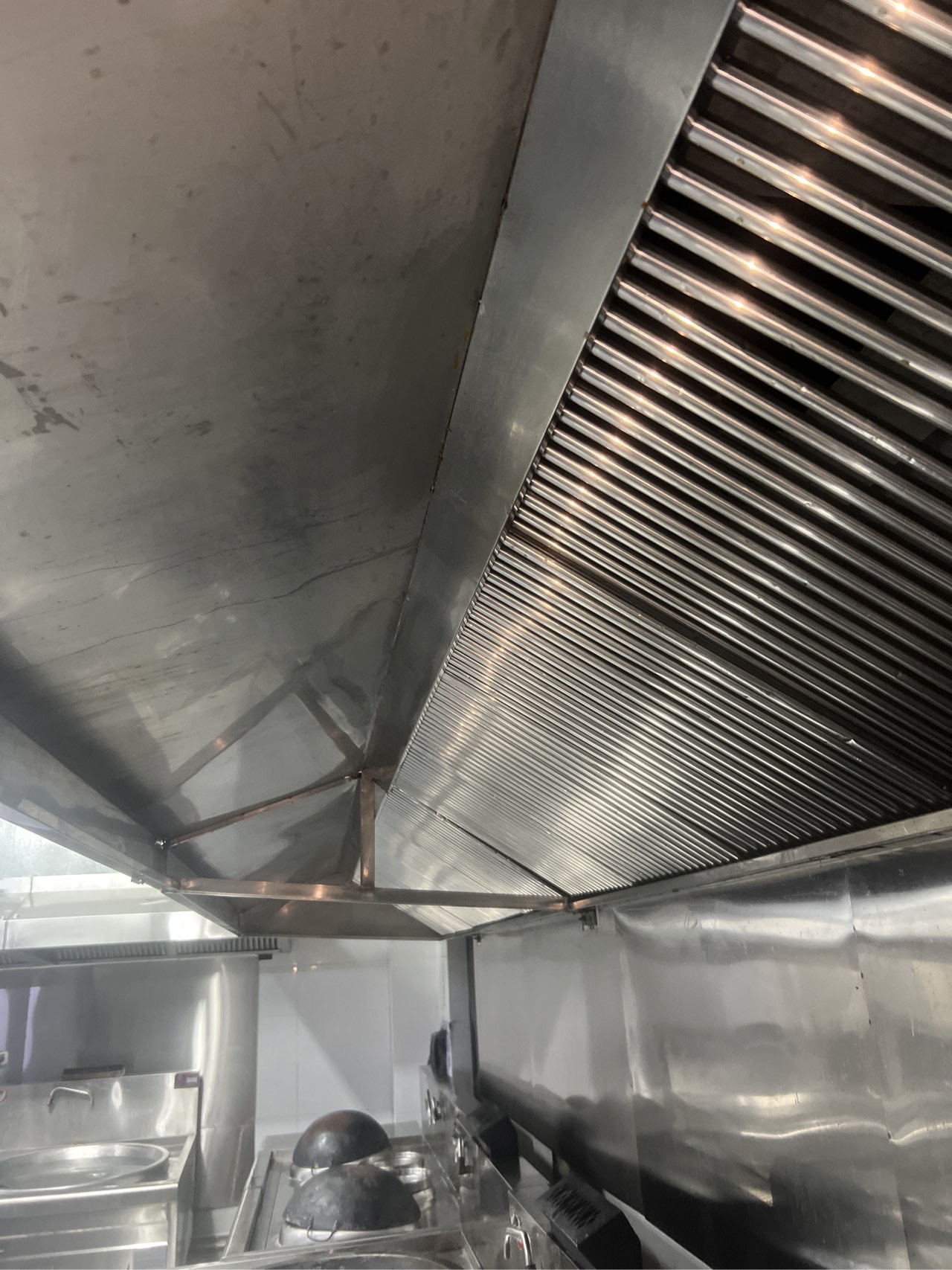 油烟机清洗特惠风暴,洁净厨房,开启清新生活新篇章 - 清洗后 - 机器人清洗高标准交付