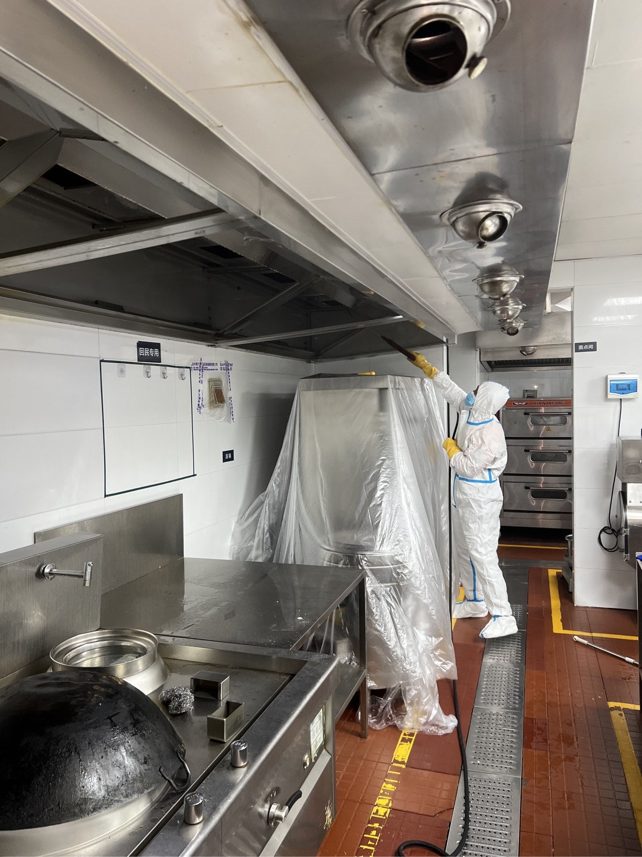 油烟机清洗革新服务,让厨房焕然一新 - 清洗后 - 机器人清洗高标准交付
