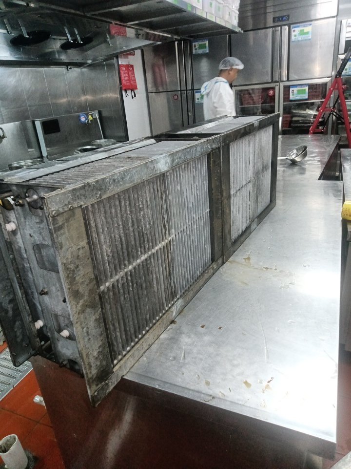 油烟机清洗专家,为您的厨房增添活力 - 清洗后 - 机器人清洗高标准交付