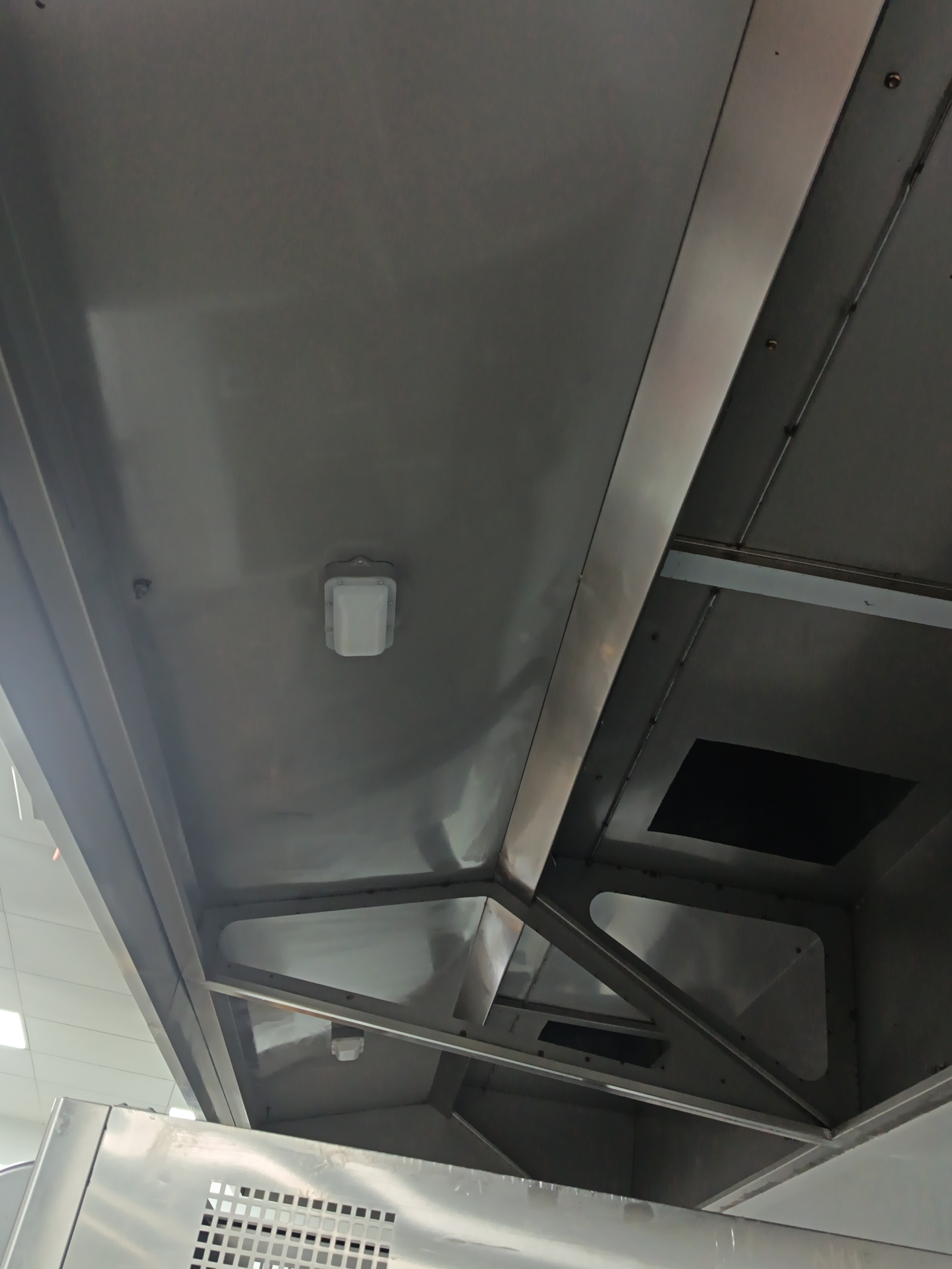 专业油烟机清洗，让厨房更明亮 - 清洗后 - 机器人清洗高标准交付