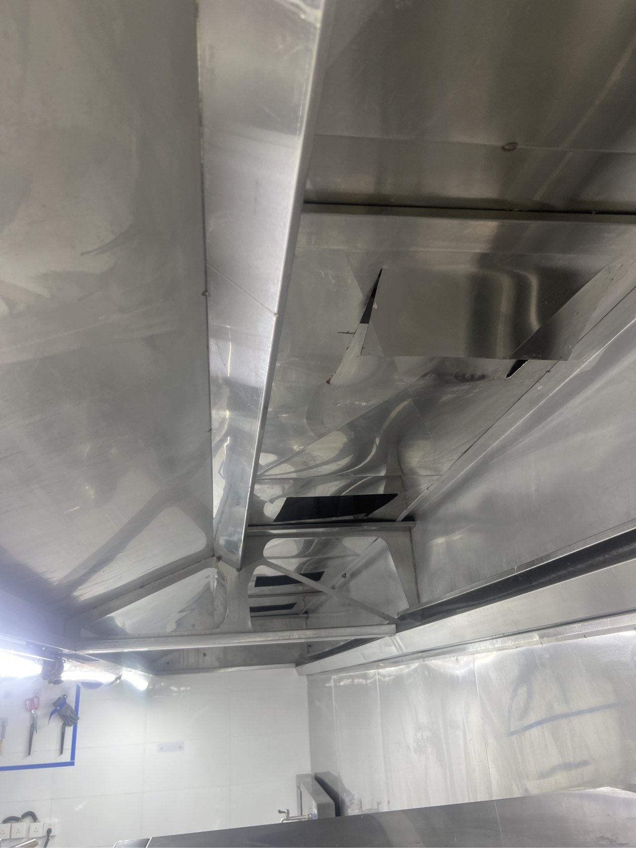二七区商用油烟机深度清理，去除异味提升排烟性能。 - 清洗后 - 机器人清洗高标准交付