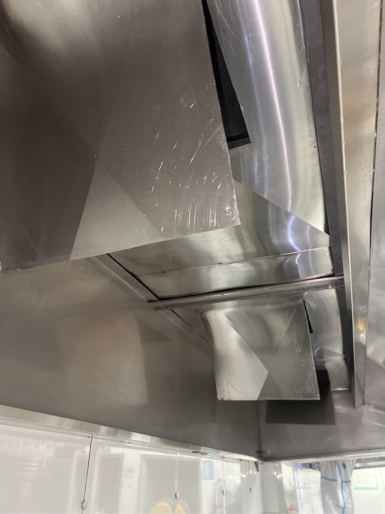 油烟机清洗特惠风暴,厨房洁净明亮,烹饪健康每一天 - 清洗后 - 机器人清洗高标准交付