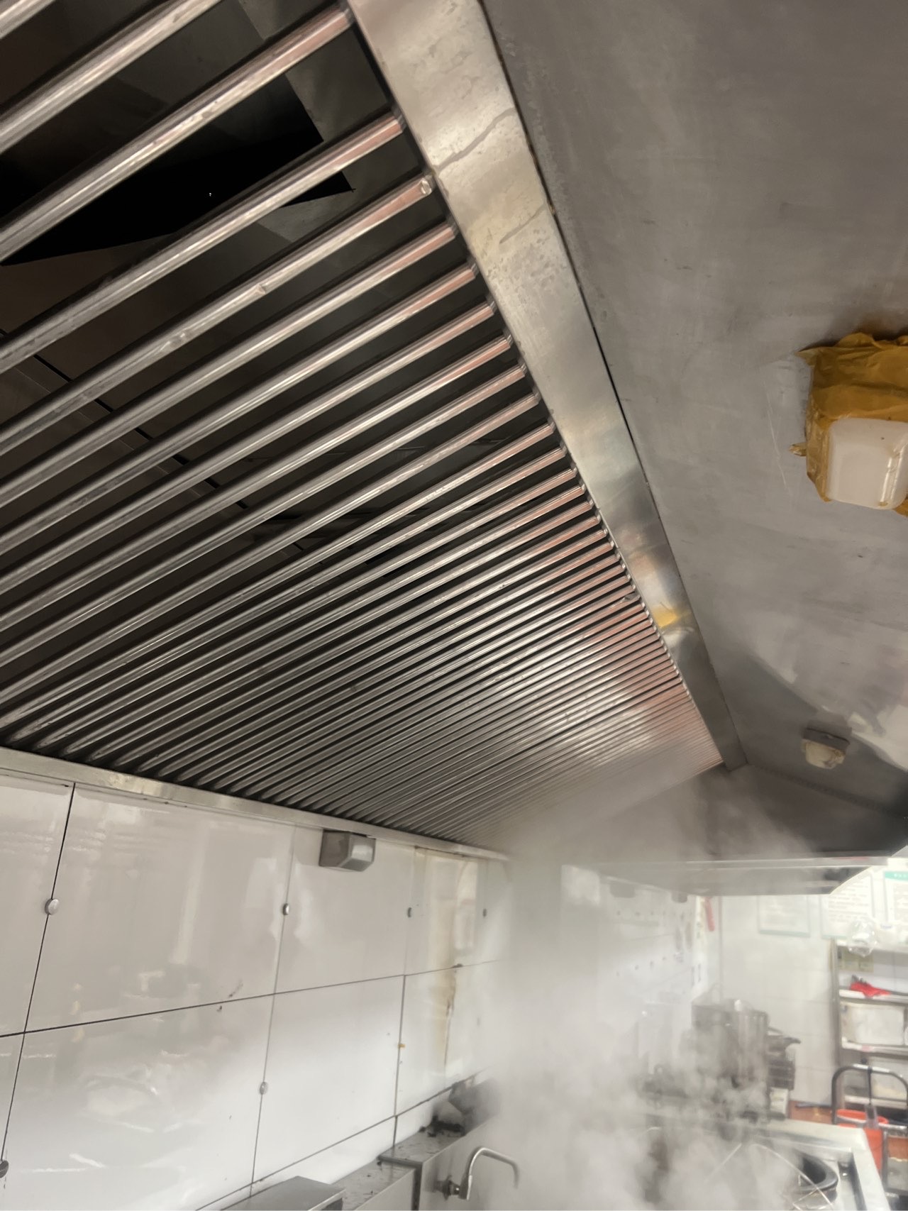 油烟机清洗特惠进行中，快速预约享清爽厨房 - 清洗后 - 机器人清洗高标准交付