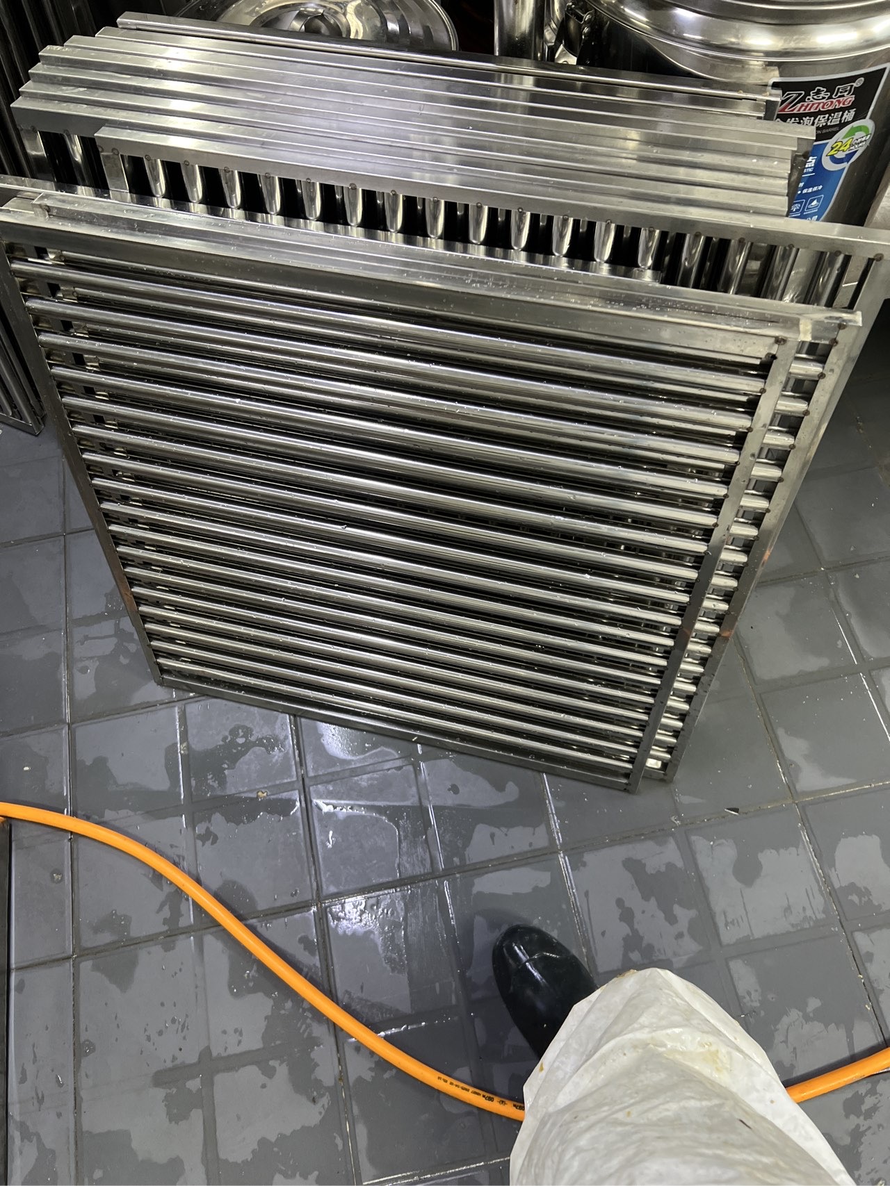 大型油烟机排烟系统清洗,确保通风顺畅,减少火灾隐患。 - 清洗后 - 机器人清洗高标准交付