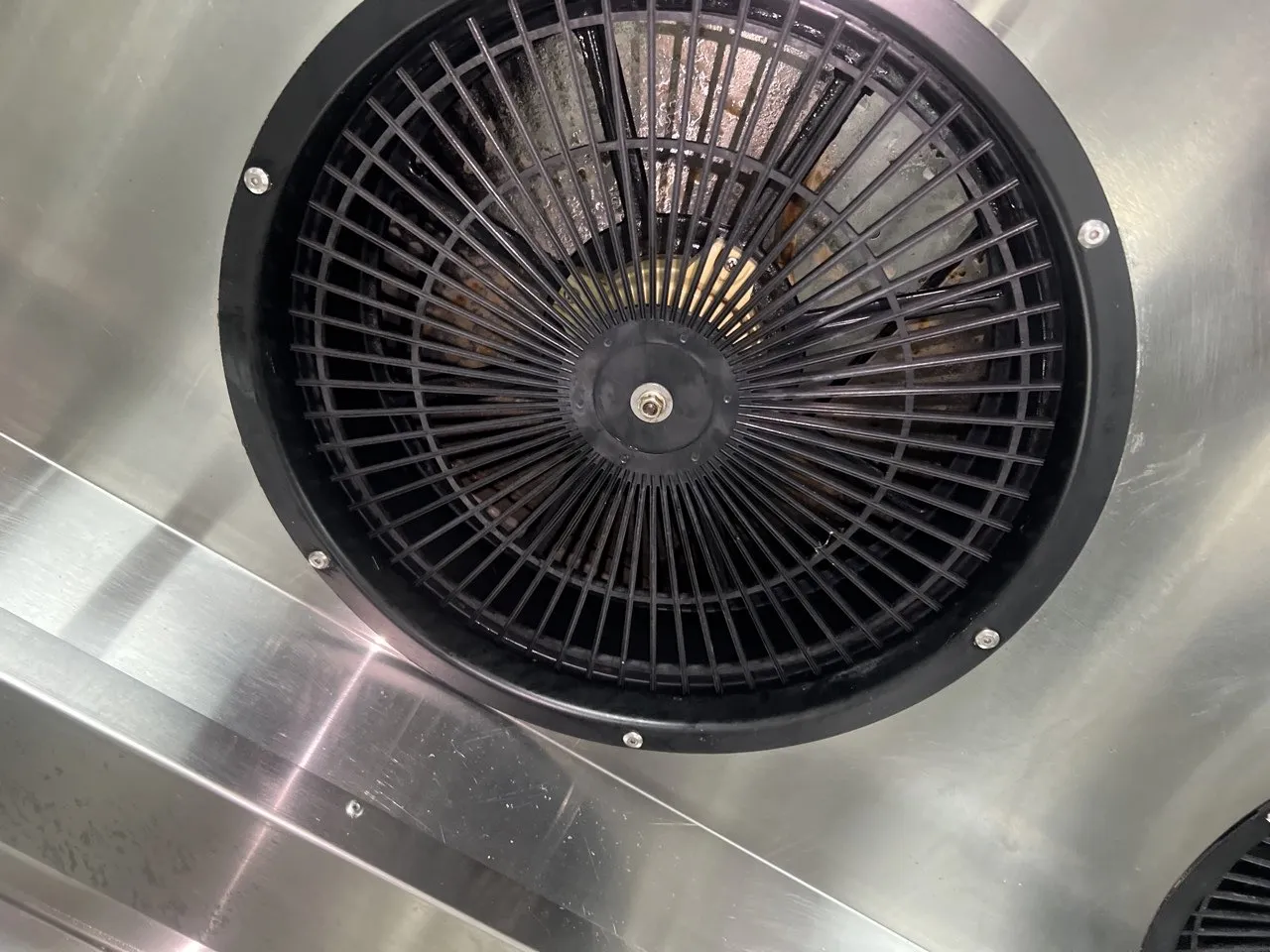 新乡饭店厨房清洁：深度油烟机清洗工作要点 - 清洗后 - 机器人清洗高标准交付