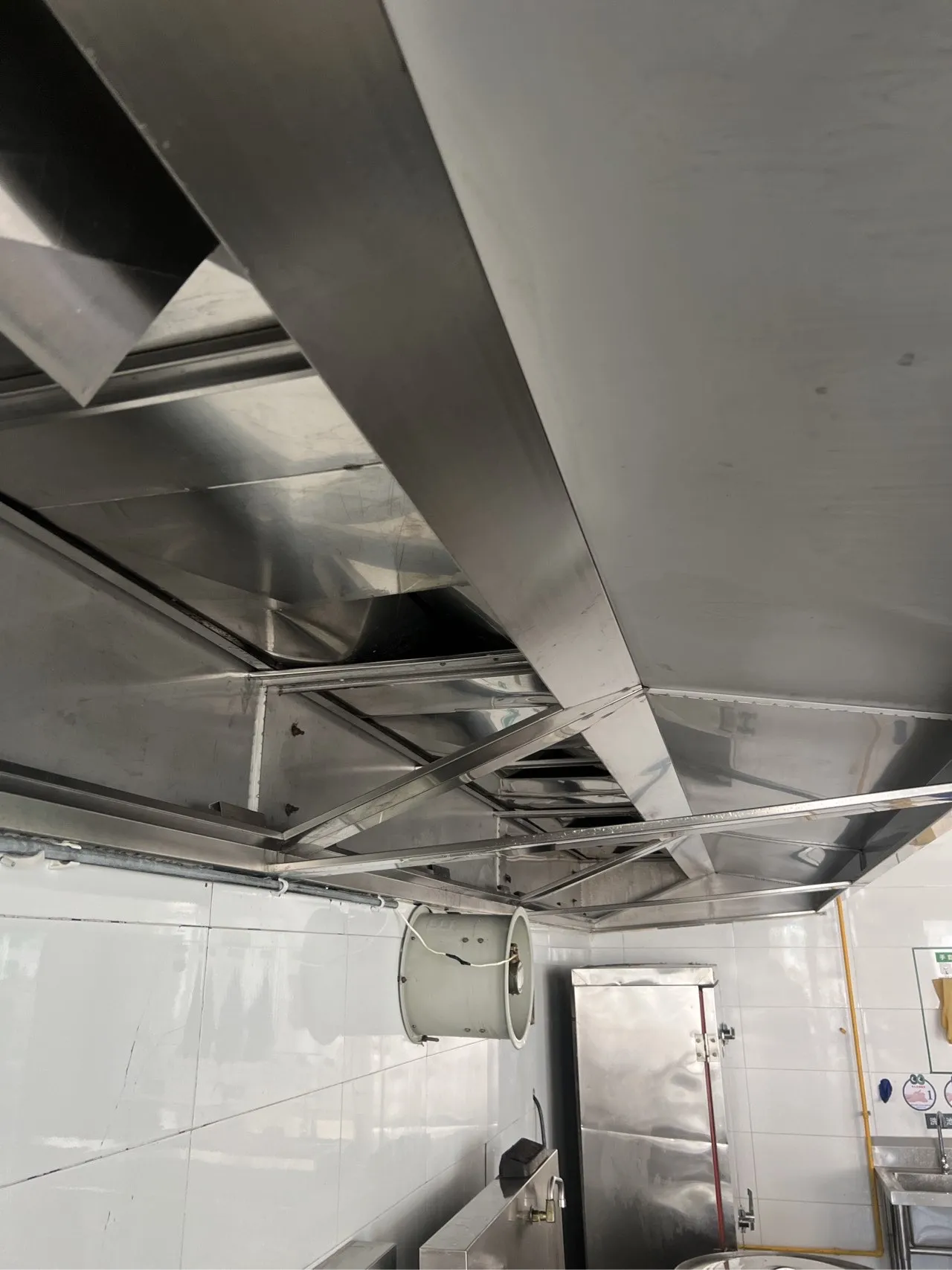 郑州本地推荐：郑州管城区本地正规的排烟罩油垢清洗服务商 - 清洗后 - 机器人清洗高标准交付