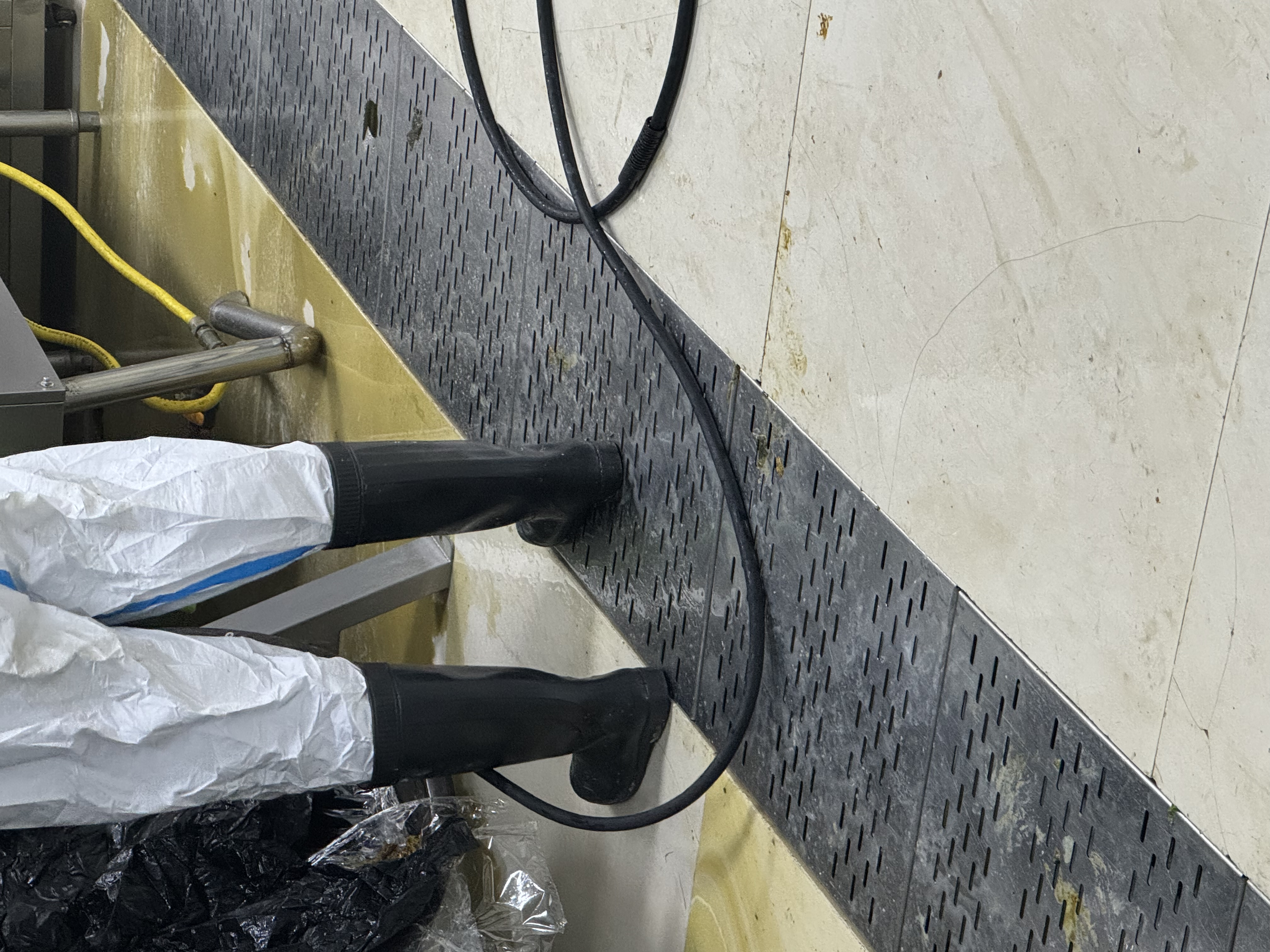 郑州什么是商用油烟机清洗服务热线？找天得一准没错。 - 清洗前 - 郑州天得一国家一级资质团队作业实拍