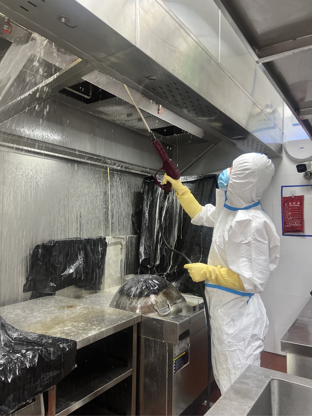 郑州登封市餐饮店排烟系统定期清洗消防检查要求 - 清洗前 - 郑州天得一国家一级资质团队作业实拍