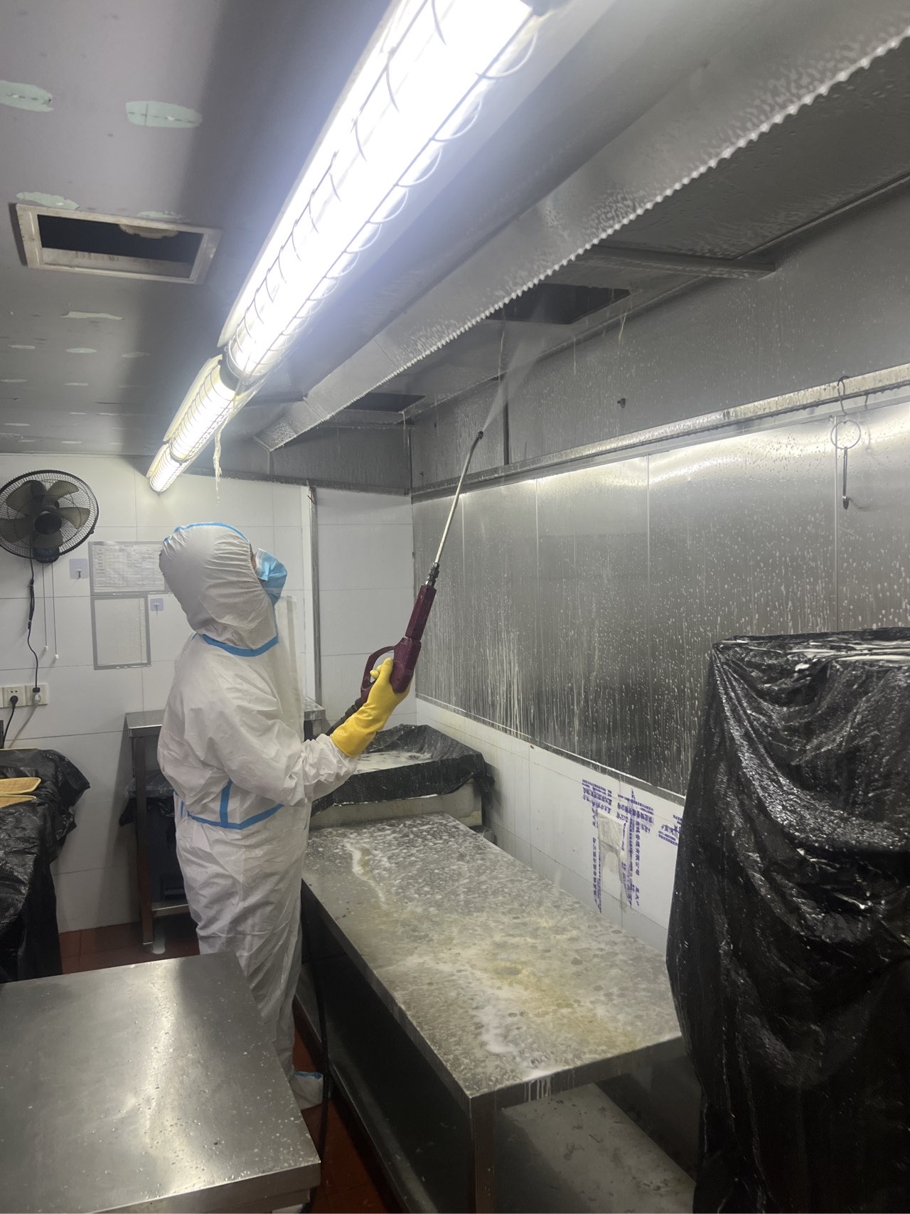 油烟机清洗特惠风暴，厨房空气更清新自然，烹饪时光更绿色 - 清洗前 - 郑州天得一国家一级资质团队作业实拍