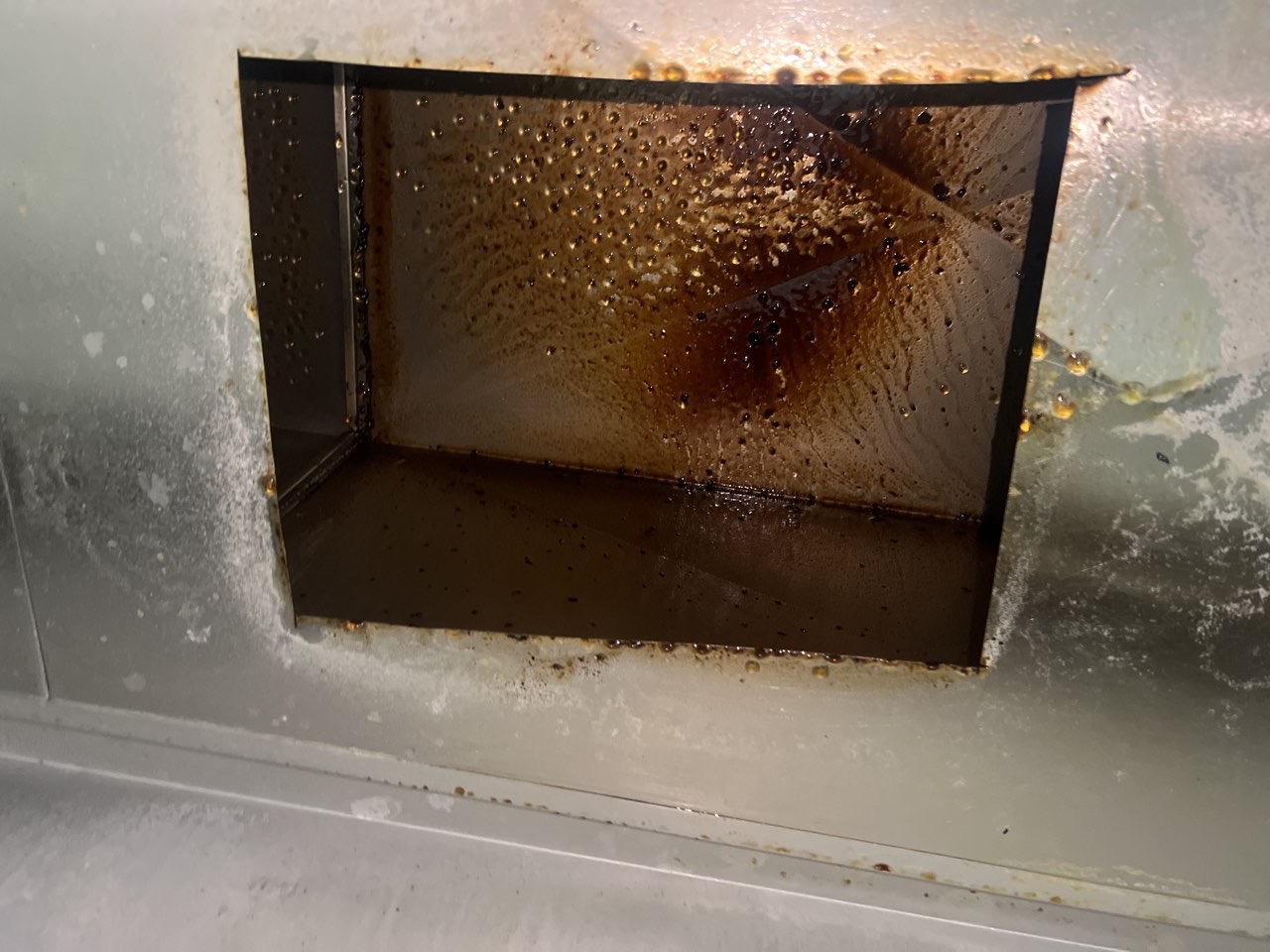 免费预估报价的大型油烟机清洗,透明消费,客户满意是我们的目标。 - 清洗前 - 郑州天得一国家一级资质团队作业实拍