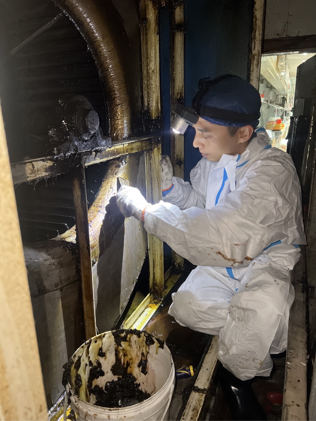 商丘清洗油烟机一次多少钱 - 清洗前 - 郑州天得一国家一级资质团队作业实拍