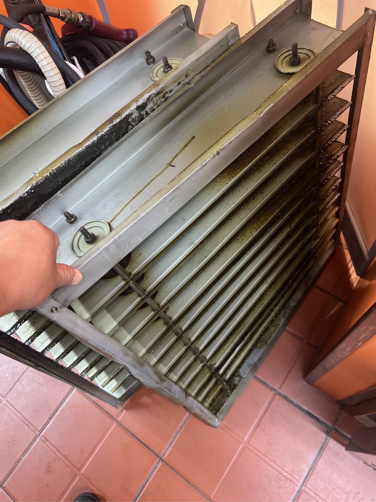 清洗大型油烟机,提升厨房整体美感 - 清洗前 - 郑州天得一国家一级资质团队作业实拍