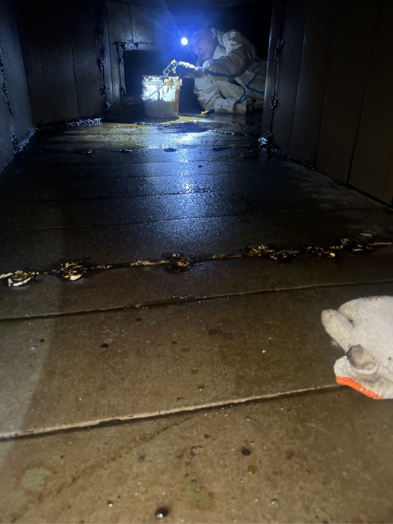 郑州本地推荐：郑州新郑市大型商用抽油烟机拆洗流程及报价 - 清洗前 - 郑州天得一国家一级资质团队作业实拍