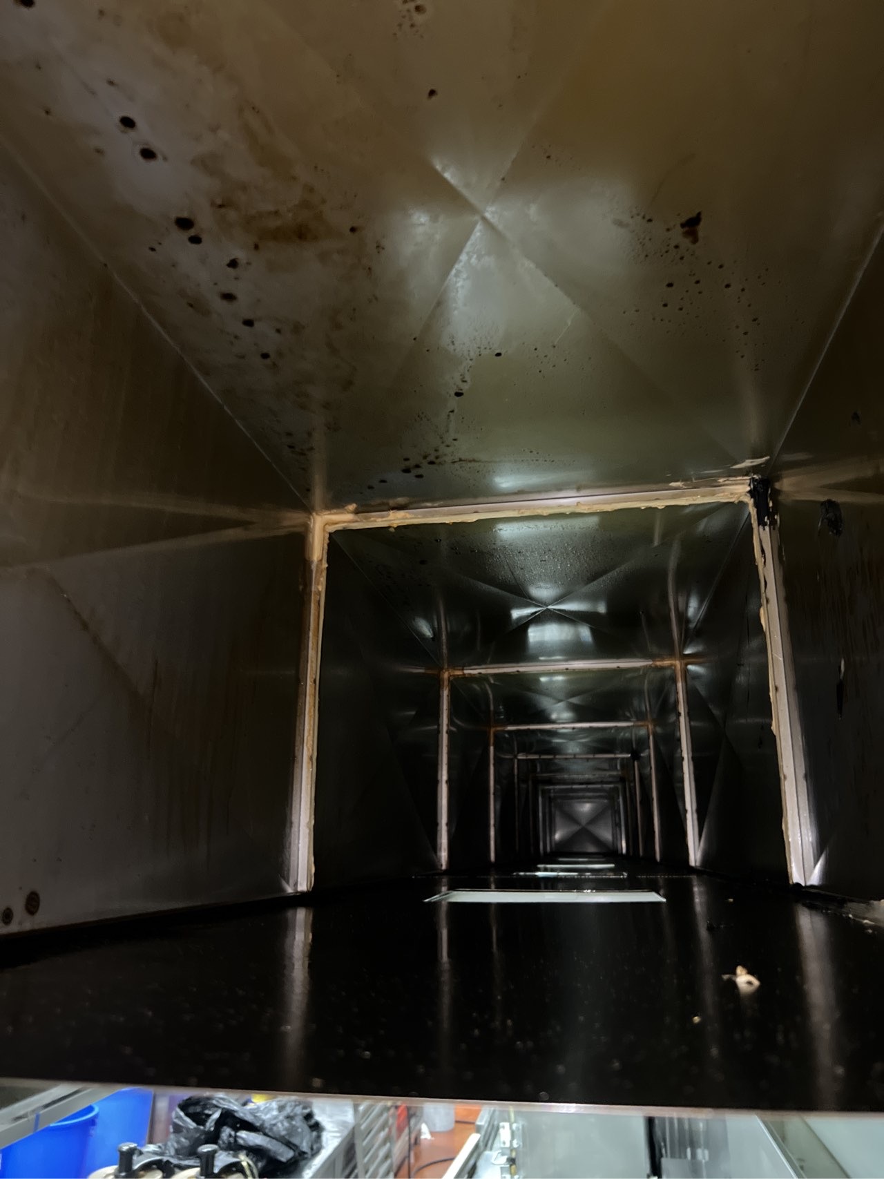 厨房油烟机全面清洁，让烹饪更舒适 - 清洗前 - 郑州天得一国家一级资质团队作业实拍