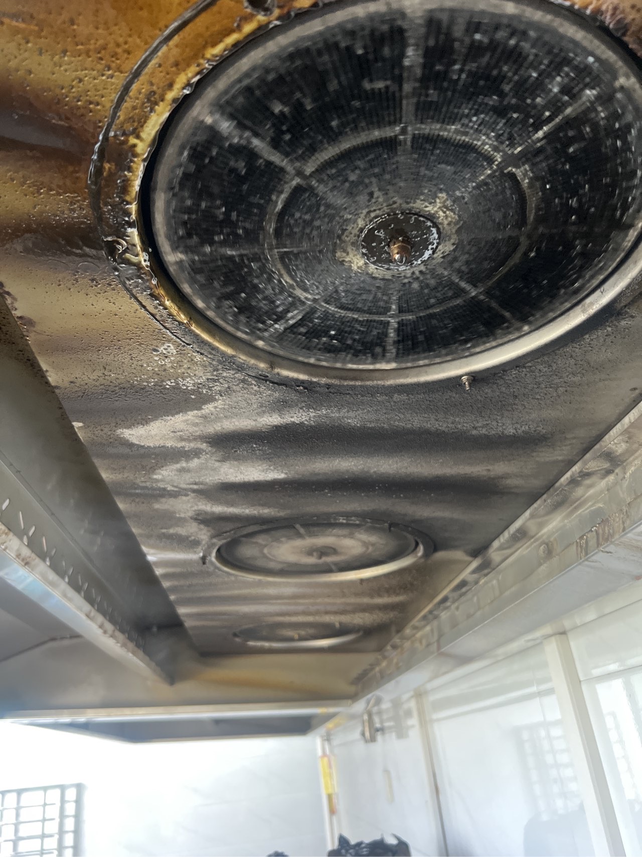 专业油烟机清洗，让厨房空气自然流畅，无拘无束 - 清洗前 - 郑州天得一国家一级资质团队作业实拍