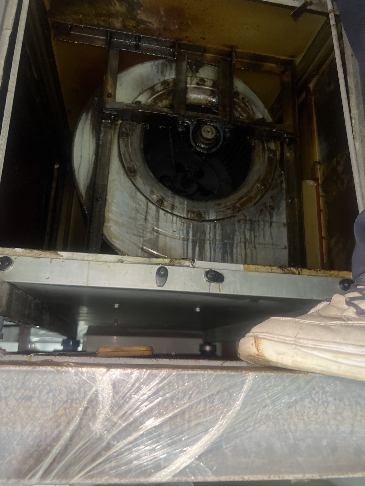 郑州高新区饭店烟道清洗大概多少钱一米 - 清洗前 - 郑州天得一国家一级资质团队作业实拍