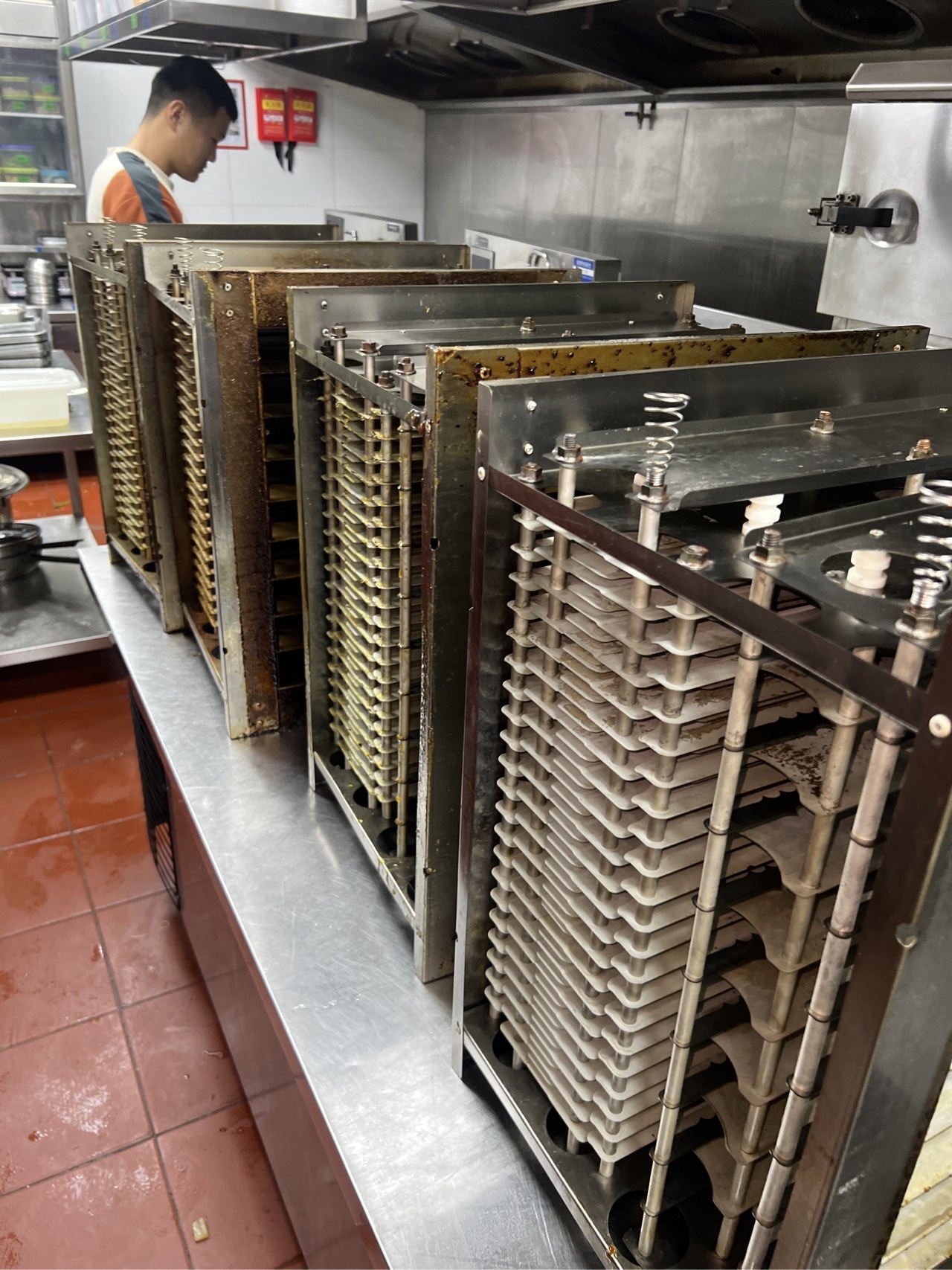 深度油烟机清洁，厨房空气回归自然清新，烹饪更享宁静与惬意 - 清洗前 - 郑州天得一国家一级资质团队作业实拍