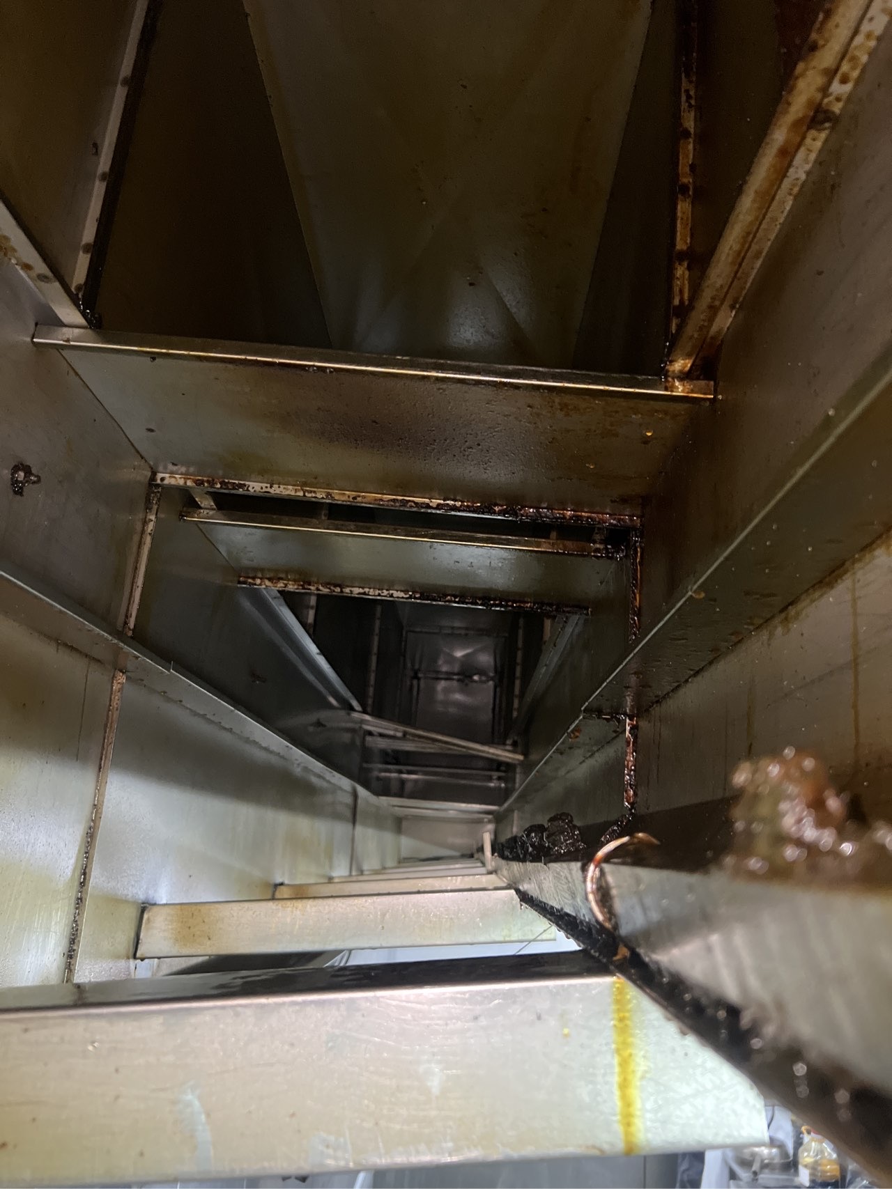 郑州本地推荐：郑州新郑市餐厅厨房排烟管道清洗收费标准 - 清洗前 - 郑州天得一国家一级资质团队作业实拍