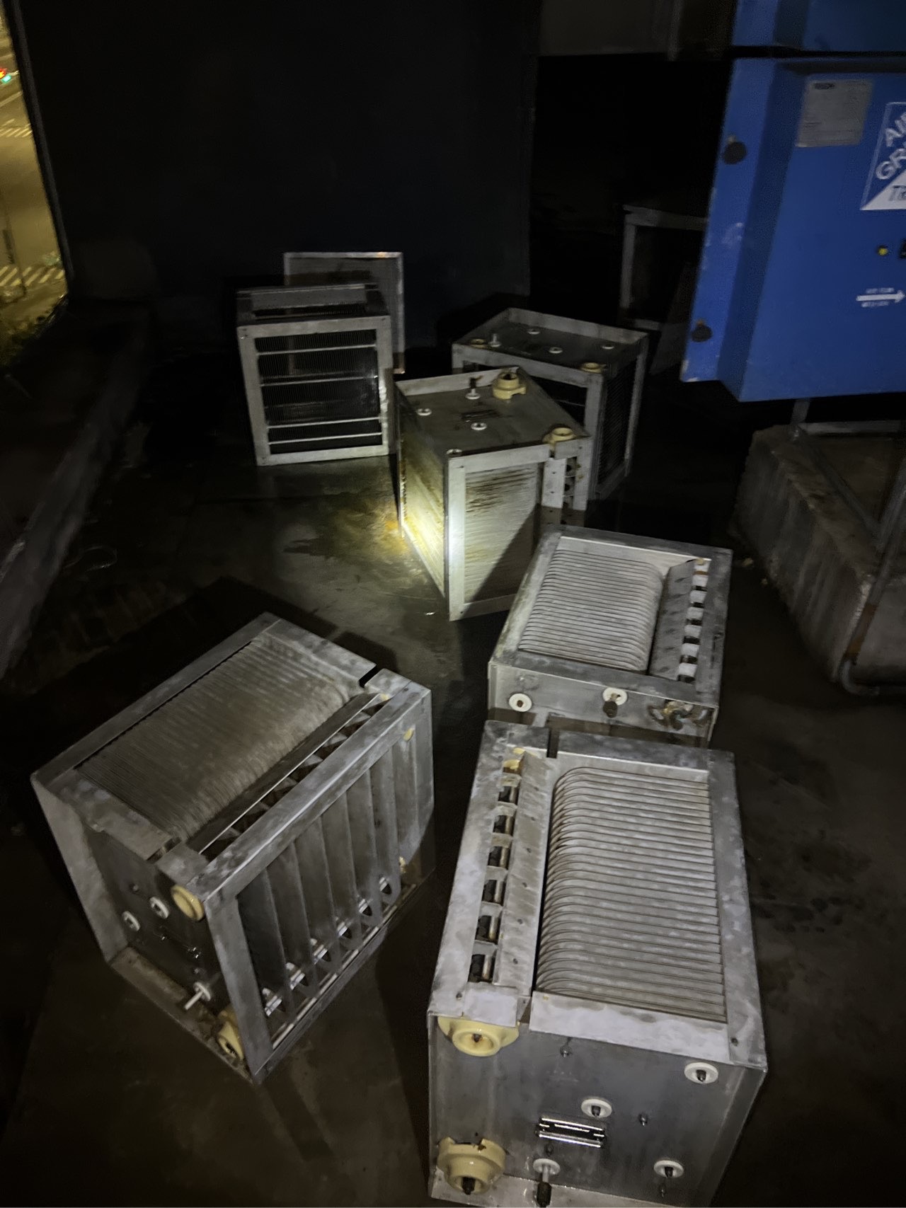 郑州餐饮业油烟管道火灾原因 - 清洗前 - 郑州天得一国家一级资质团队作业实拍