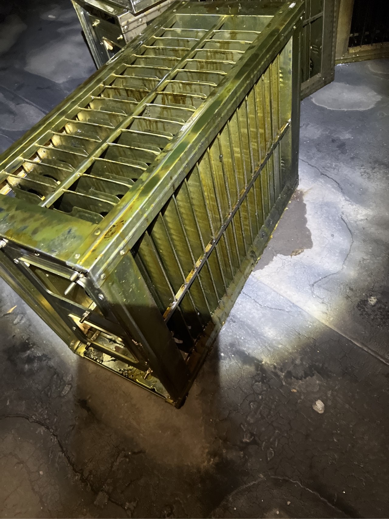 清洗油烟机,让厨房更加整洁明亮 - 清洗前 - 郑州天得一国家一级资质团队作业实拍