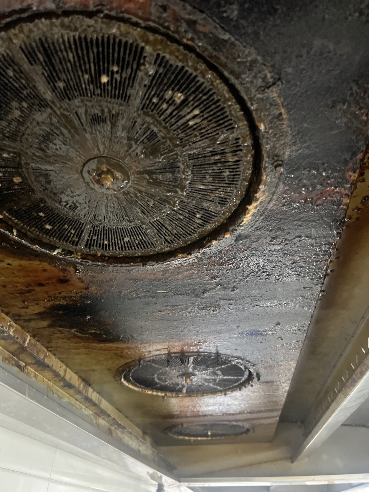 大型油烟机清洗，让烹饪更舒适愉悦 - 清洗前 - 郑州天得一国家一级资质团队作业实拍