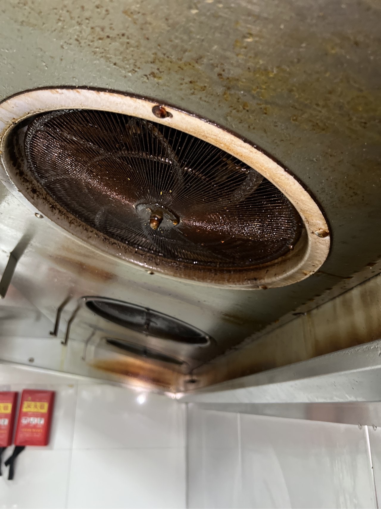 深度油烟机清洁特惠，厨房更整洁，生活因清新而更有品质，更有格调 - 清洗前 - 郑州天得一国家一级资质团队作业实拍