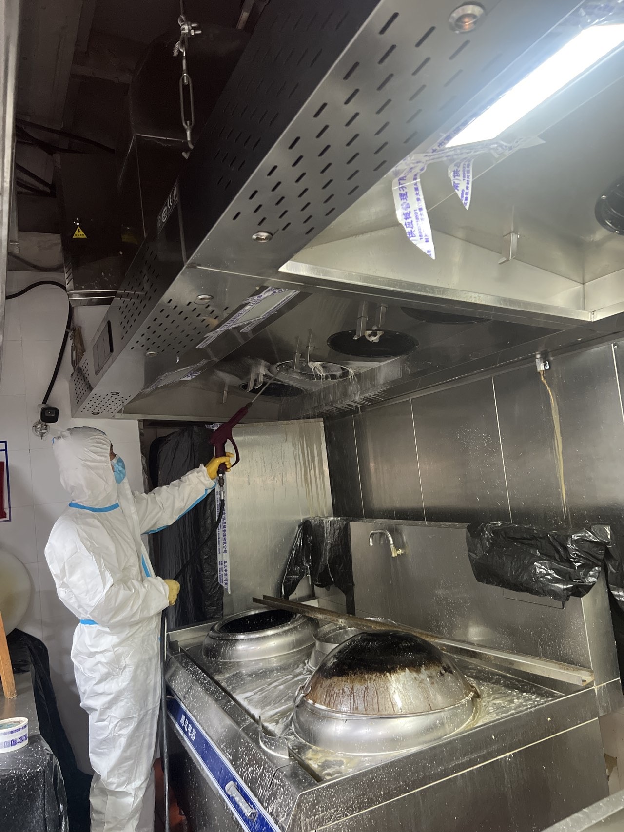 高效油烟机清洗服务,让油污无处遁形 - 清洗前 - 郑州天得一国家一级资质团队作业实拍