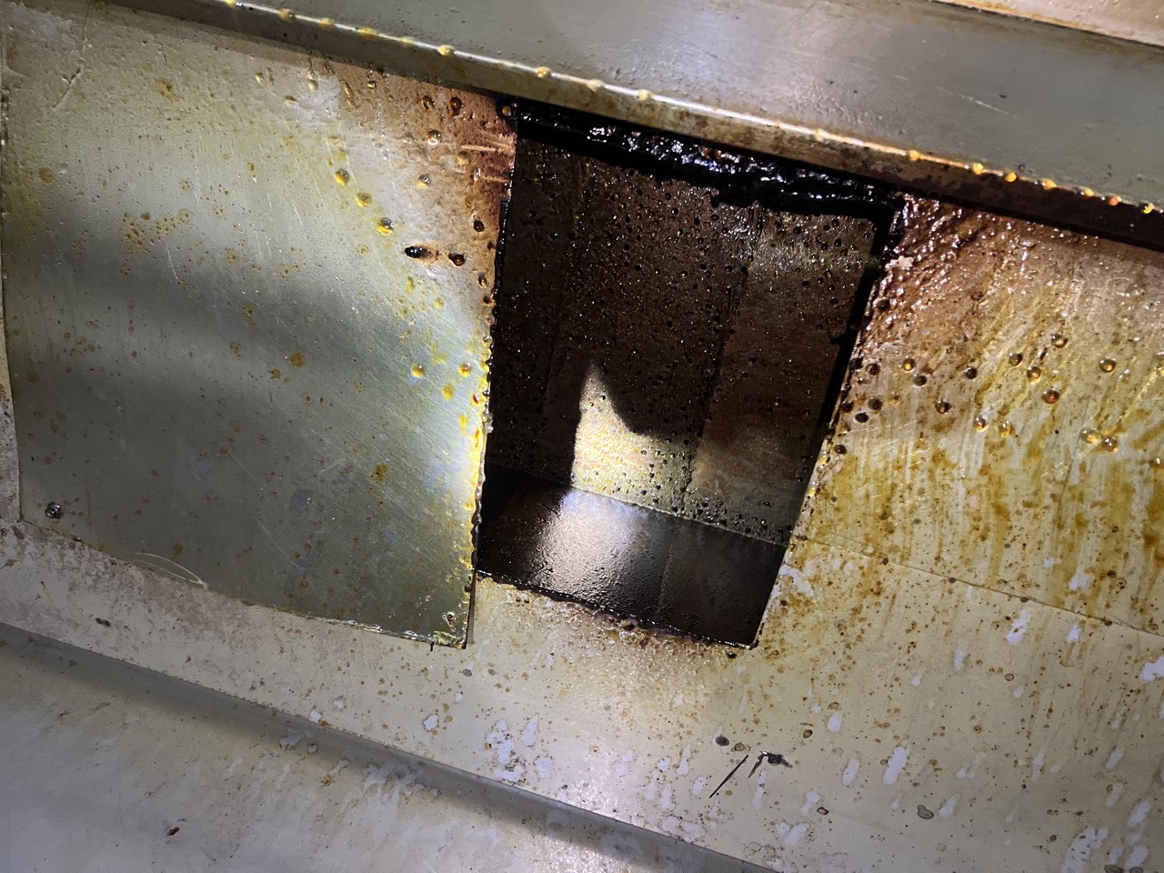 三门峡附近商用油烟机清洗公司 - 清洗前 - 郑州天得一国家一级资质团队作业实拍