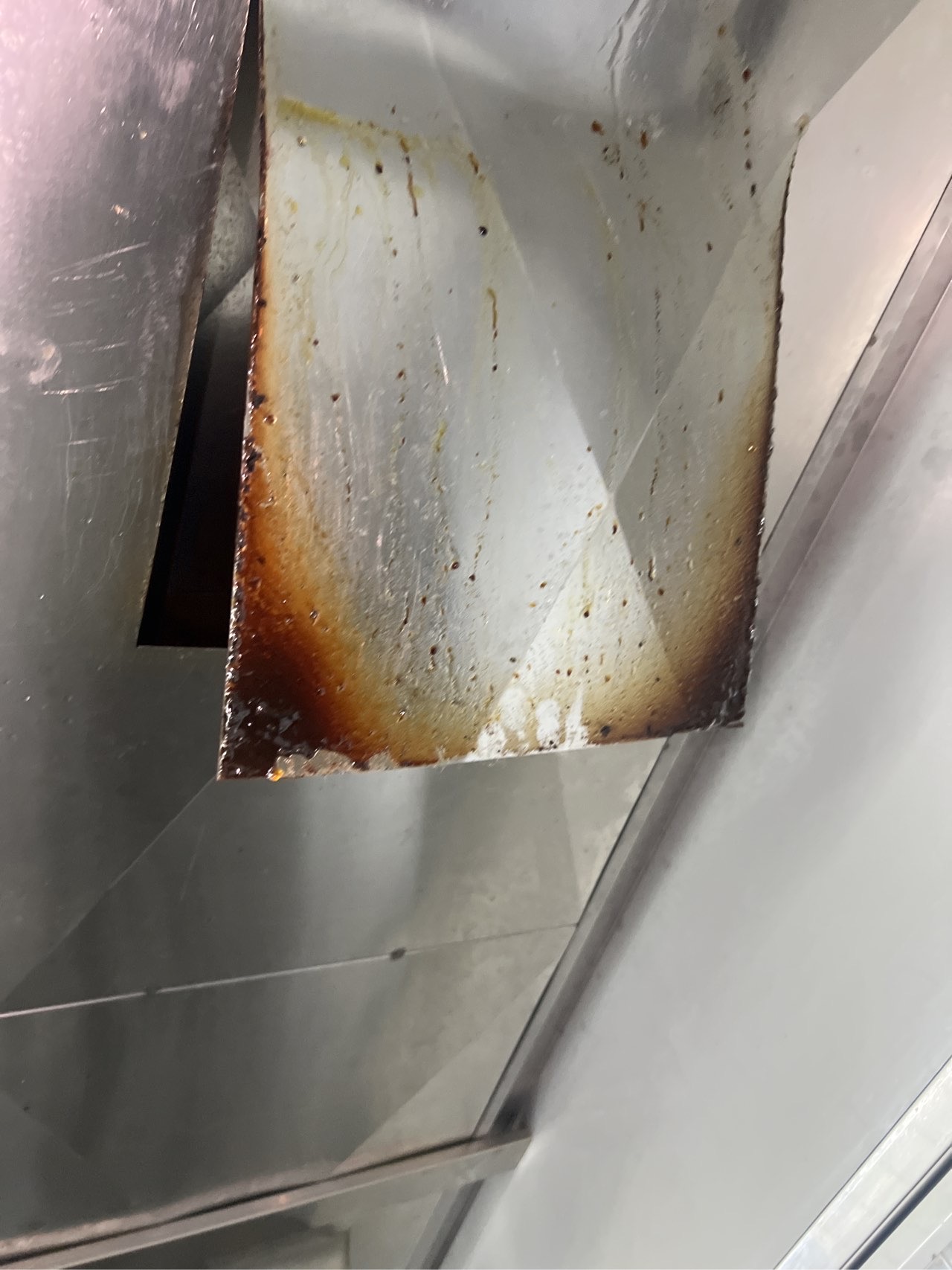 清洗大型油烟机,提升厨房工作效率 - 清洗前 - 郑州天得一国家一级资质团队作业实拍