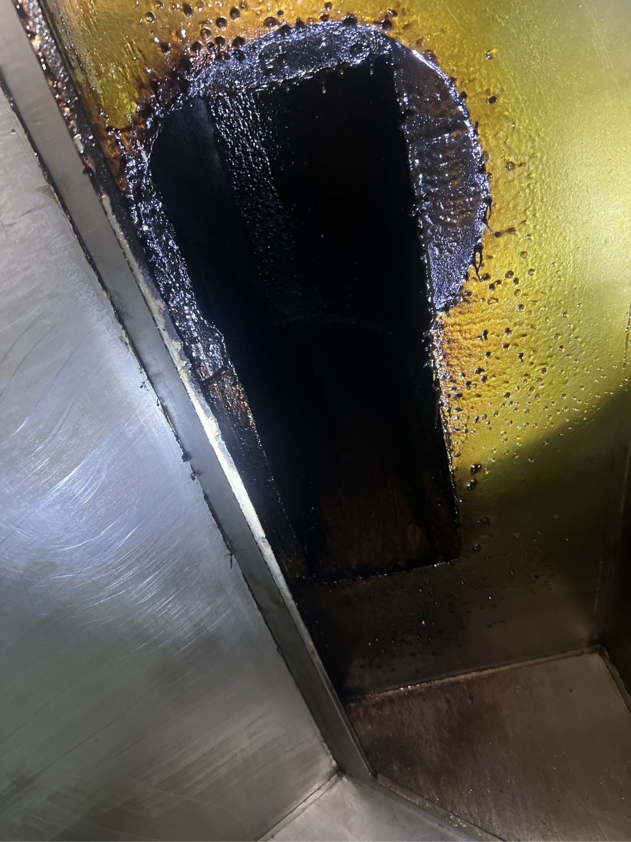 精准油烟机清洗,去除重油污,恢复强吸力 - 清洗前 - 郑州天得一国家一级资质团队作业实拍