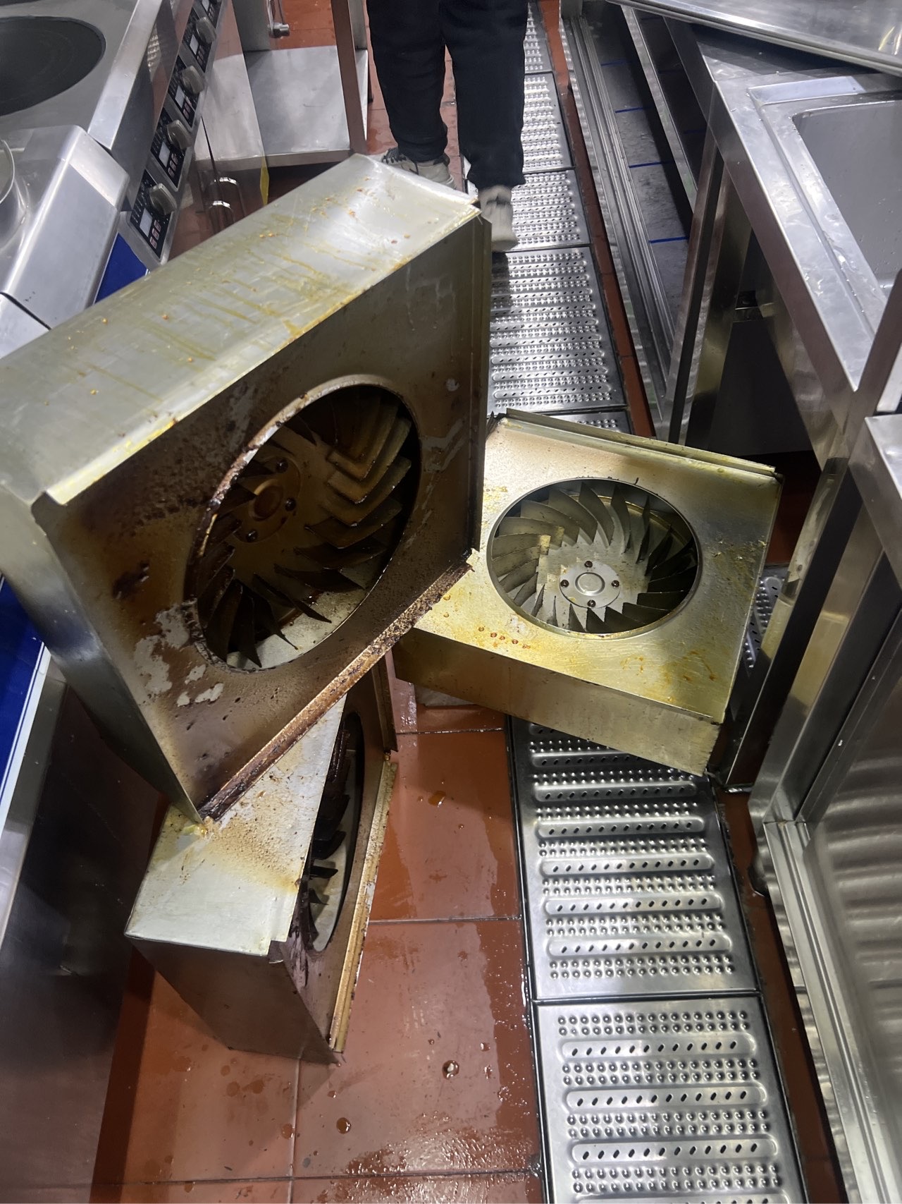 清洗大型油烟机：延长使用寿命的秘诀 - 清洗前 - 郑州天得一国家一级资质团队作业实拍