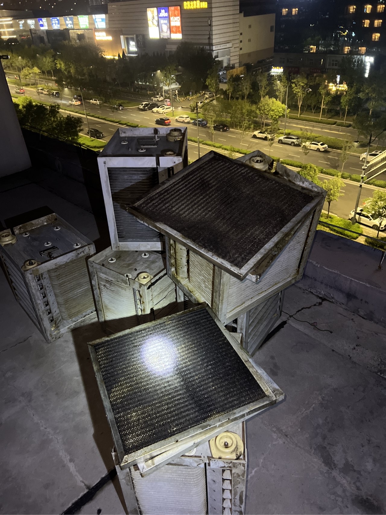 河南油烟管道清洗公司哪家专业？郑州天得一服务全省。 - 清洗前 - 郑州天得一国家一级资质团队作业实拍