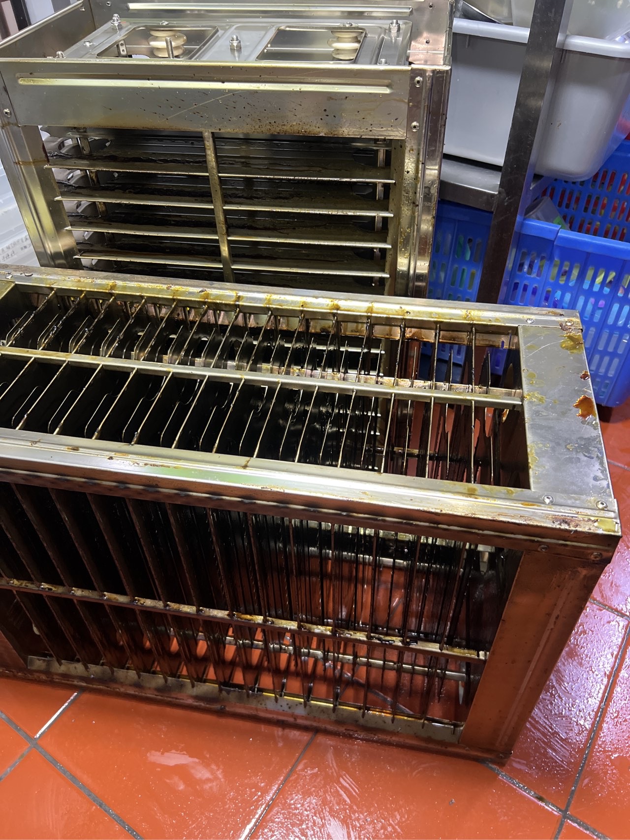 专业油烟机清洗，厨房空气更清新自然 - 清洗前 - 郑州天得一国家一级资质团队作业实拍