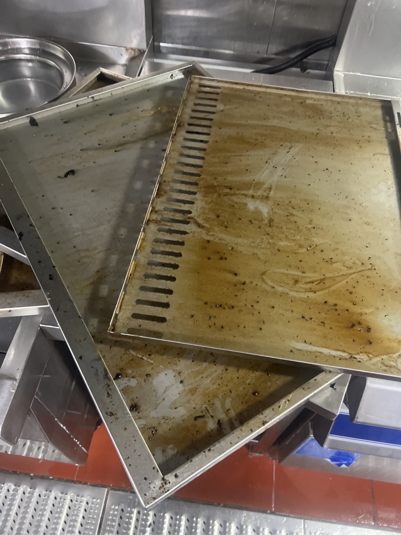 油烟机清洗+维护,全方位呵护厨房设备 - 清洗前 - 郑州天得一国家一级资质团队作业实拍