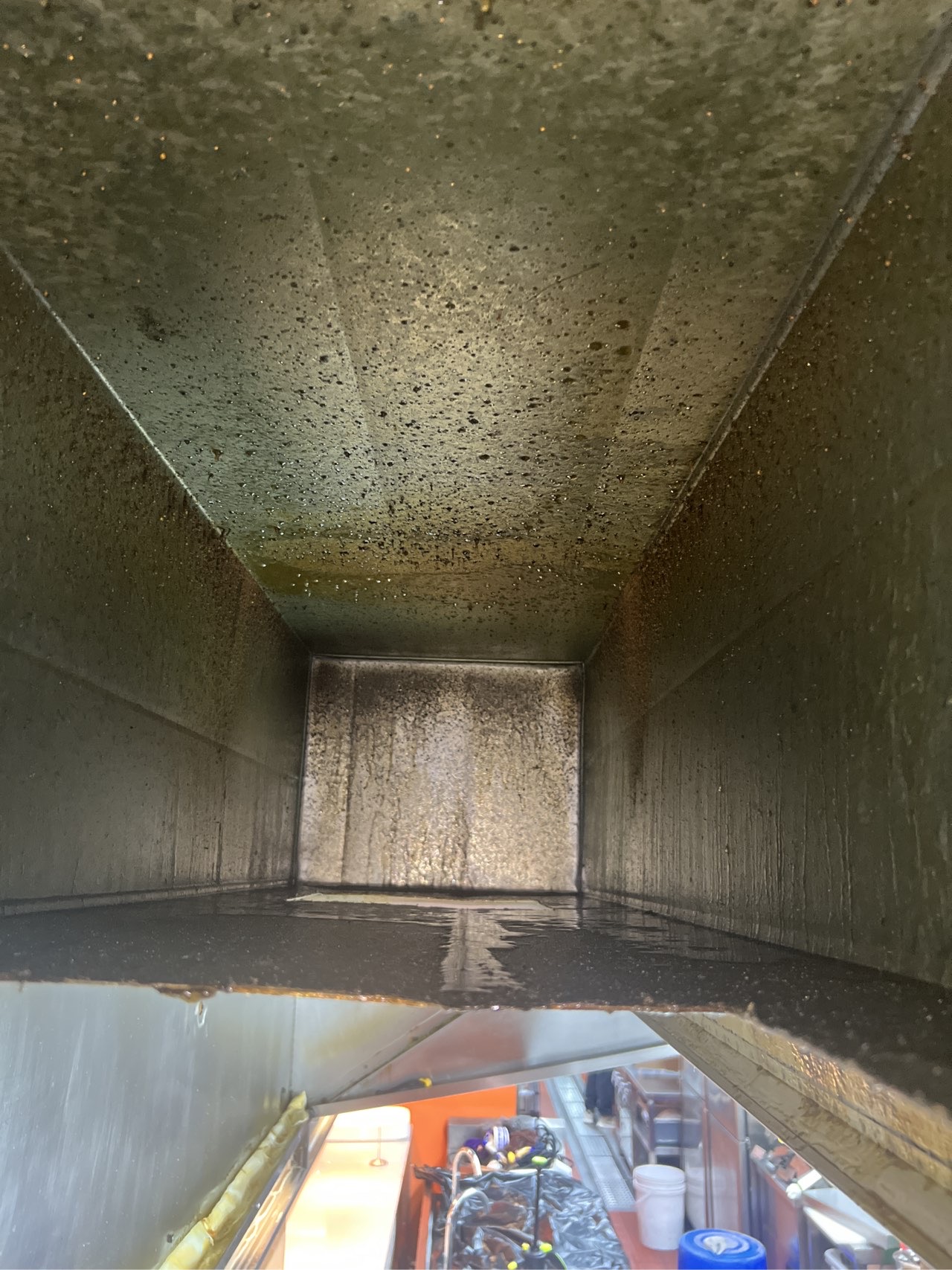 专业油烟机清洗，厨房的清新守护神，让烹饪环境更健康 - 清洗前 - 郑州天得一国家一级资质团队作业实拍