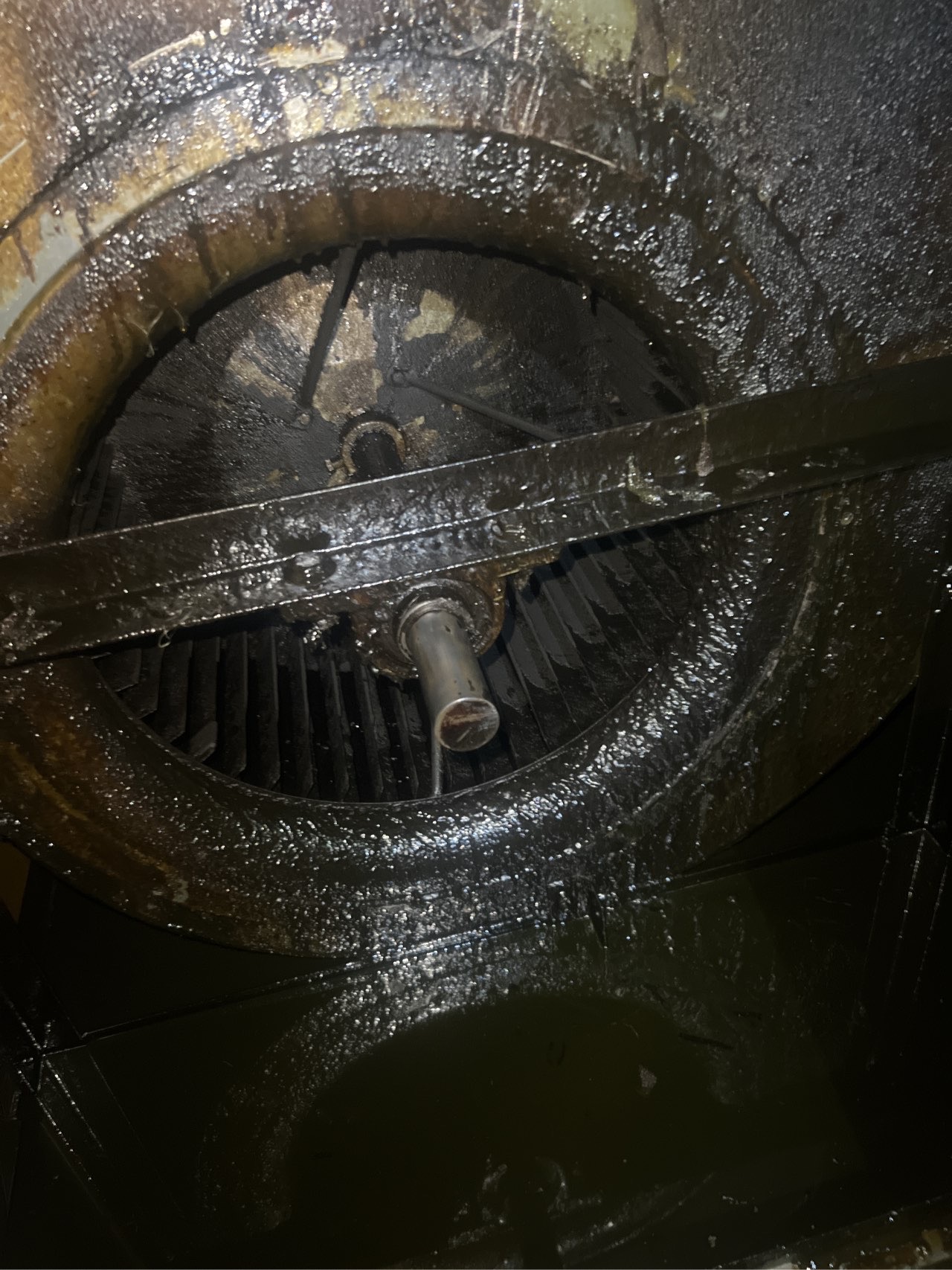 郑州上街区工厂食堂大型排烟管道重油垢清洗实操 - 清洗前 - 郑州天得一国家一级资质团队作业实拍