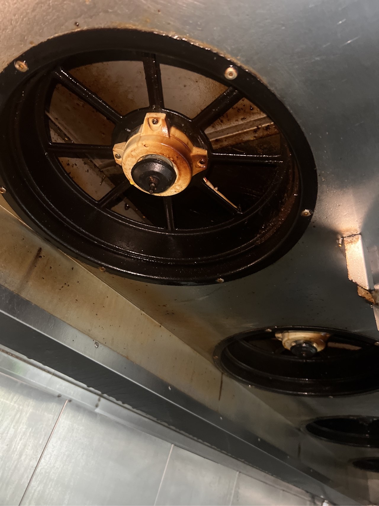 油烟机清洗专家，厨房油烟烦恼一扫而空，清新烹饪更自在 - 清洗前 - 郑州天得一国家一级资质团队作业实拍