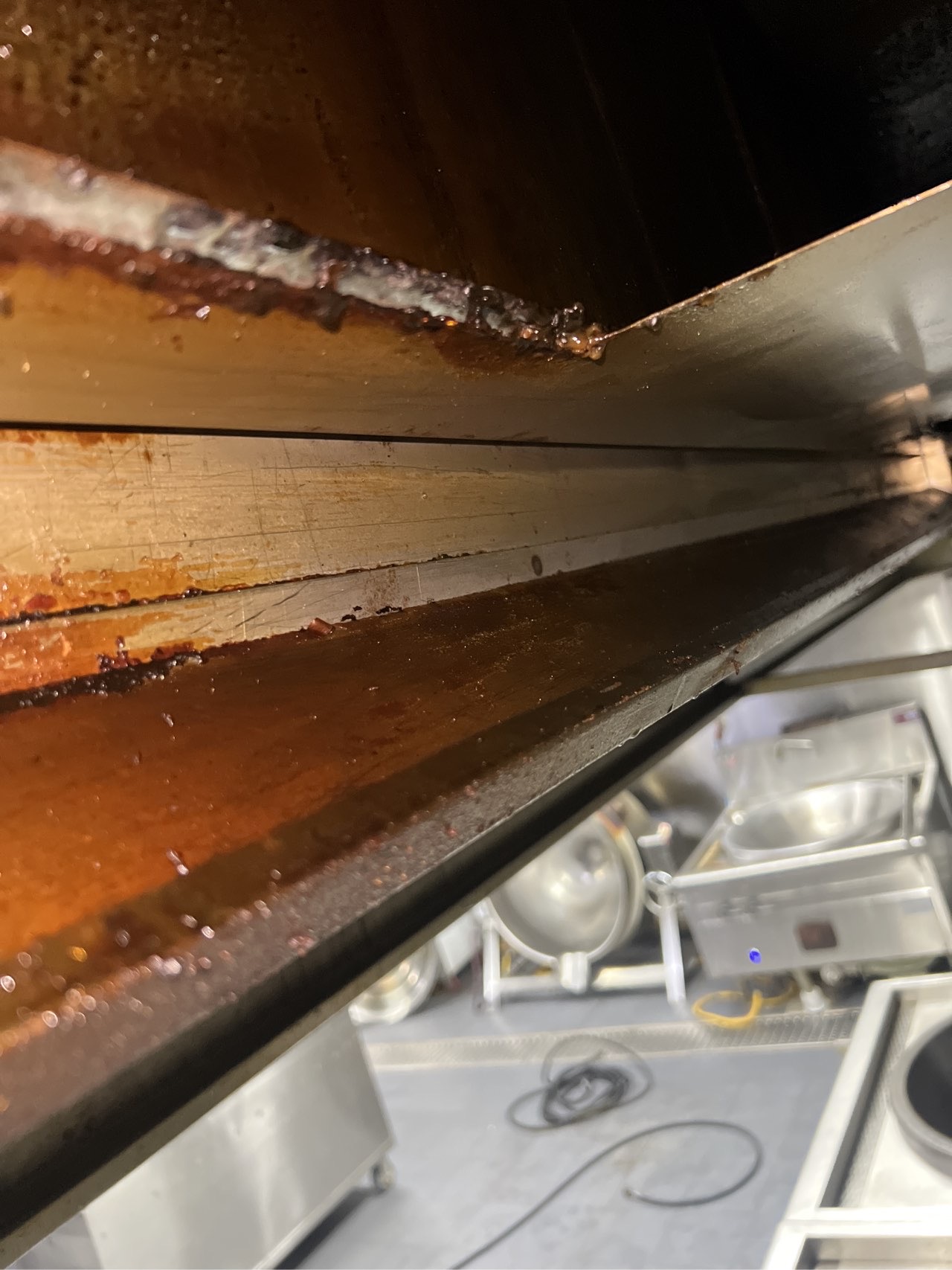 洛阳大型油烟管道清洗24h上门服务，酒店餐厅首选。 - 清洗前 - 郑州天得一国家一级资质团队作业实拍