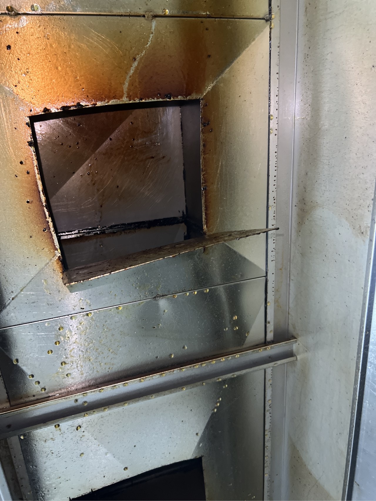 郑州清洗油烟管道快速上门，餐饮连锁指定服务商。 - 清洗前 - 郑州天得一国家一级资质团队作业实拍