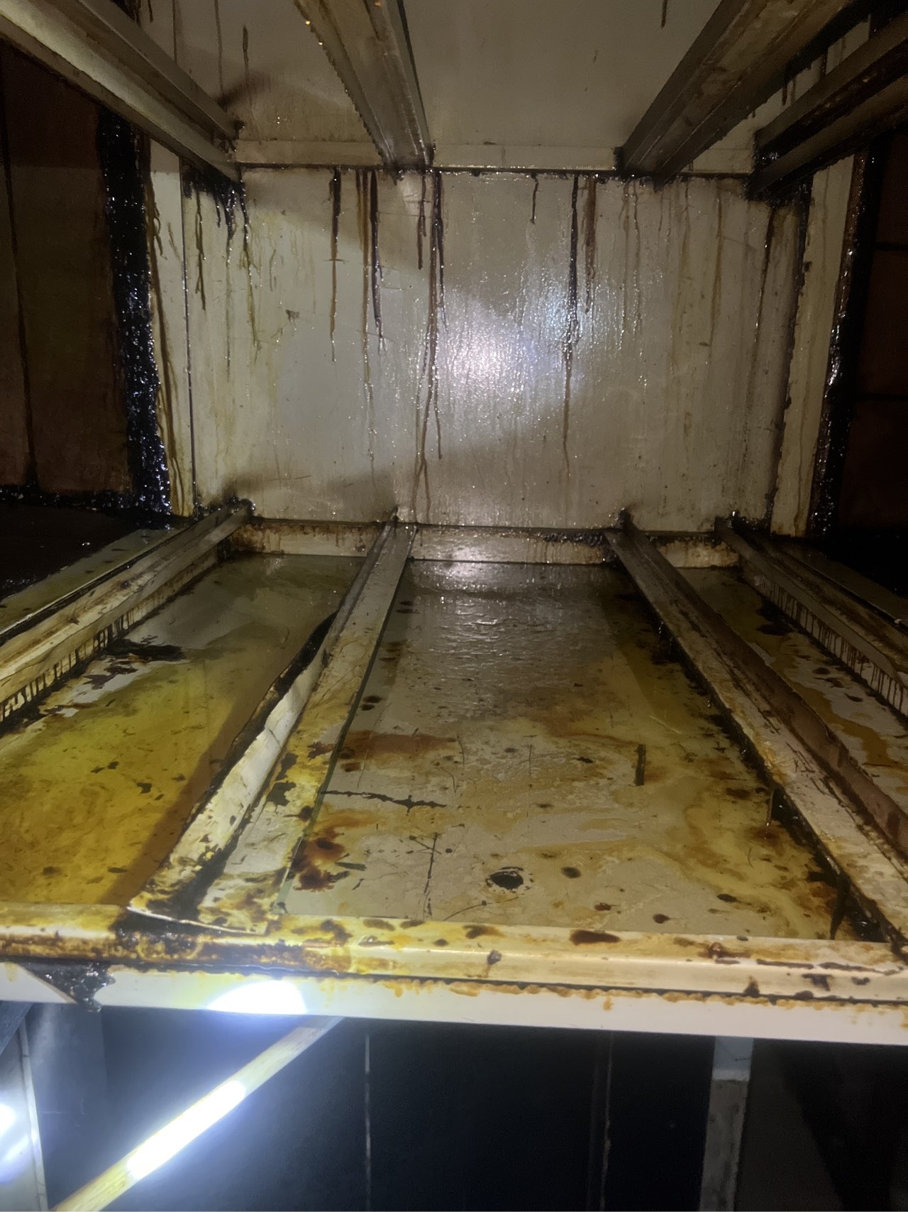 郑州本地推荐：郑州上街区饭店烟道清洗大概多少钱一米 - 清洗前 - 郑州天得一国家一级资质团队作业实拍