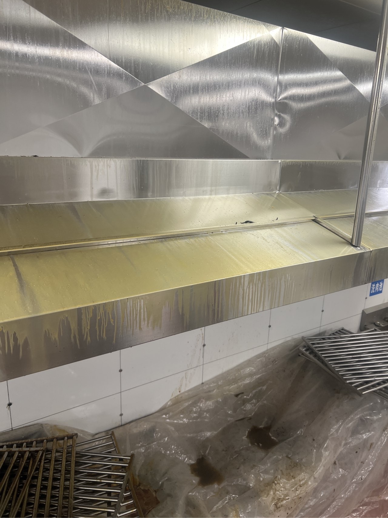 厨房油烟机深度清洁,打造无烟烹饪环境 - 清洗前 - 郑州天得一国家一级资质团队作业实拍
